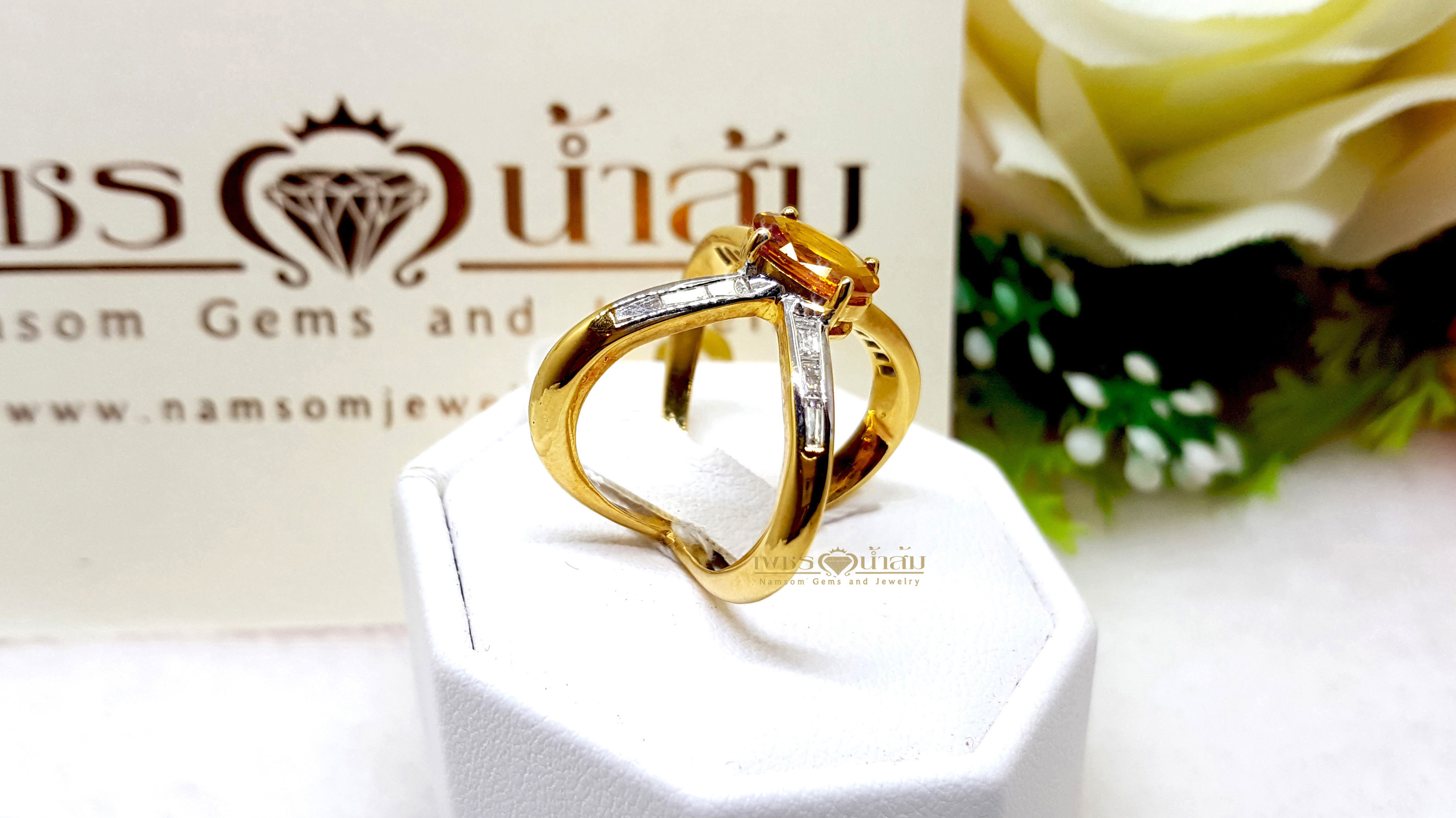 แหวนพลอยบุษราคัม Yellow Sapphire ฝังเพชรแท้ขอบข้าง น้ำงาม ทรงไขว้ สองชั้น เล่นลูกเล่นเหมือนใส่สองวงในวงเดียว บนตัวเรือนทองแท้ทั้งตัวเรือน
