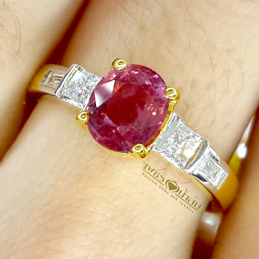 แหวนพลอยทับทิม Ruby สีชมพูหรือพิ้งซัฟฟาย Pink Sapphire ประดับด้วยเพชรแท้บ่าข้างทรงแบเก็ต ขันบรรได บนตัวเรือนทองแท้ทั้งตัวเรือน