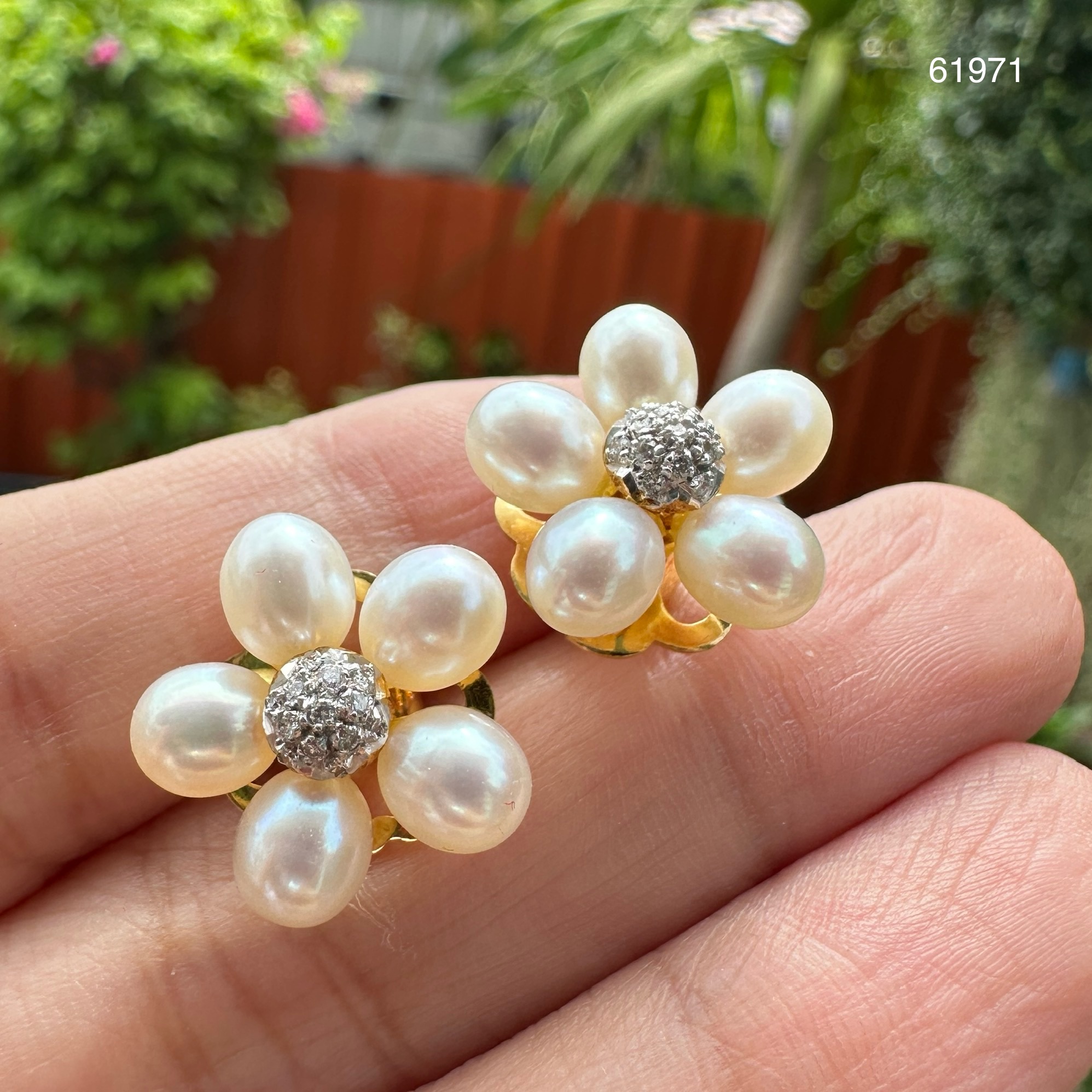 รหัส 61971 ต่างหู มุก สีขาว ฝังเพชร 14 เม็ด 0.07 กะรัต ทรงดอกพิกุล ทอง18K งานสวย น่าสะสม นน. 6.26 g