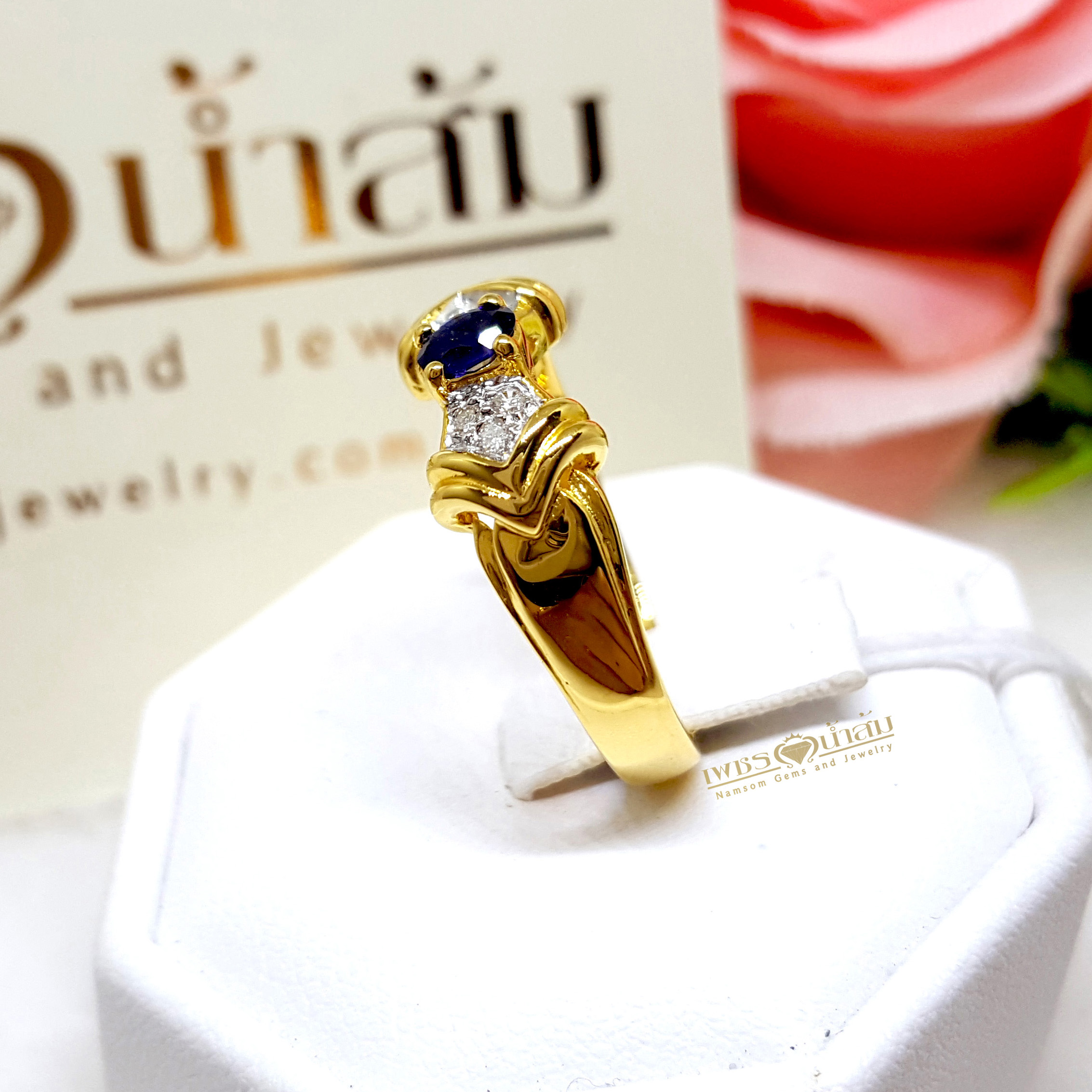แหวนพลอยไพลิน Blue Sapphire เม็ดงาม ประดับตกแต่งด้วยเพชรแท้ข้างตัวเรือนแบบฝังจิกไข่ปลา บนตัวเรือนทองแท้ทั้งตัวเรือน