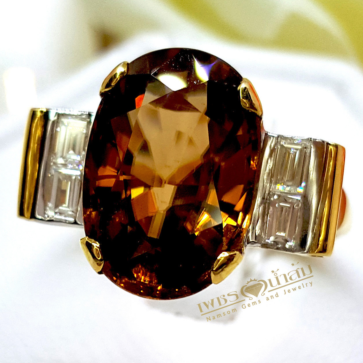 แหวนเพทายดิบสีแชมเปญ Champagne Zircon ประดับตกแต่งด้วยเพชรแท้บ่าข้าง บนตัวเรือนทองแท้ทั้งตัวเรือน
