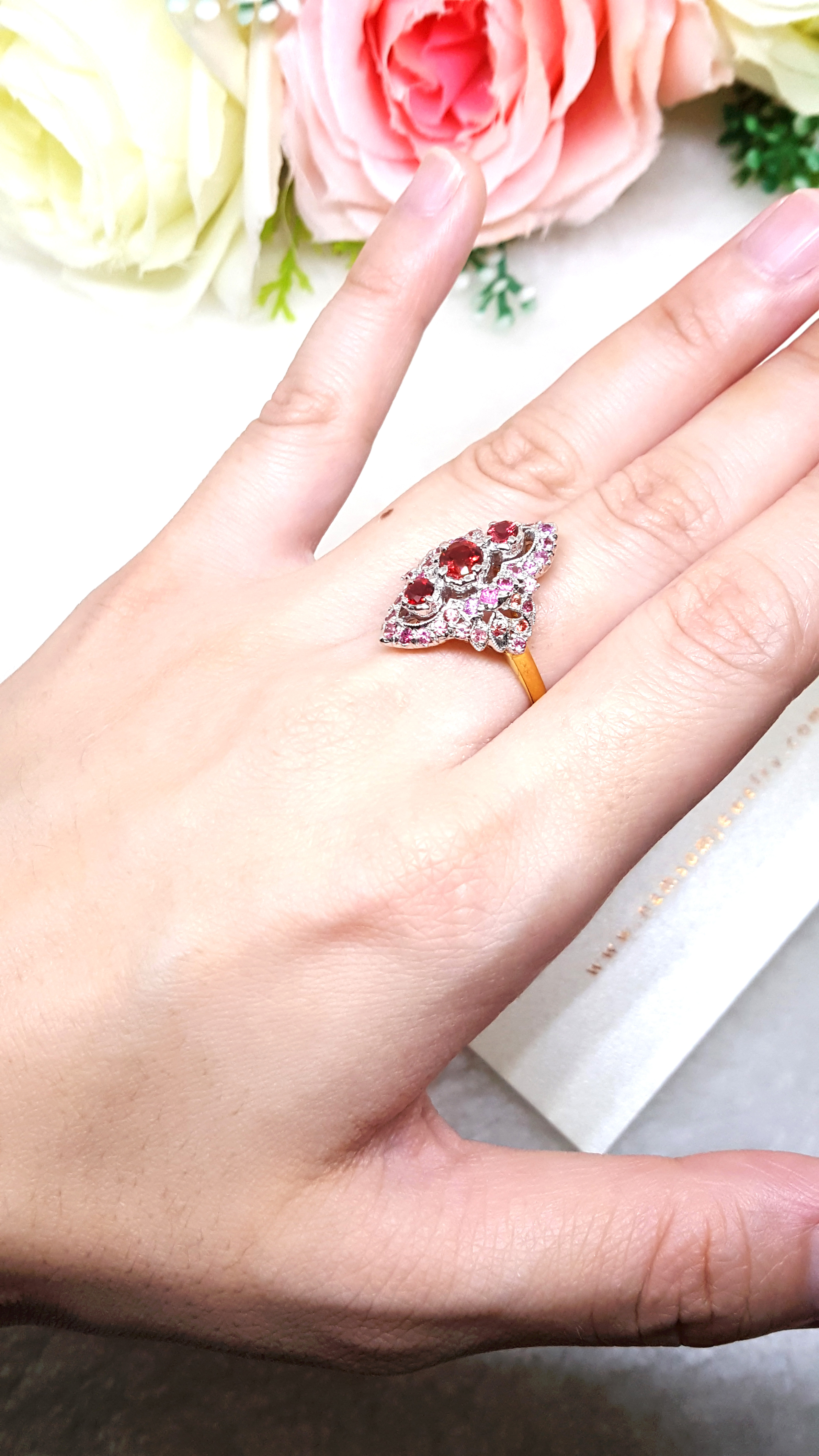 แหวนทับทิม Ruby สีแดงสดเรียงแถวสามเม็ด ประดับตกแต่งด้วย Pink Sapphire ตัวเรือนทรงไทยชุบทองคำขาว บนตัวเรือนทองแท้ทั้งตัวเรือน