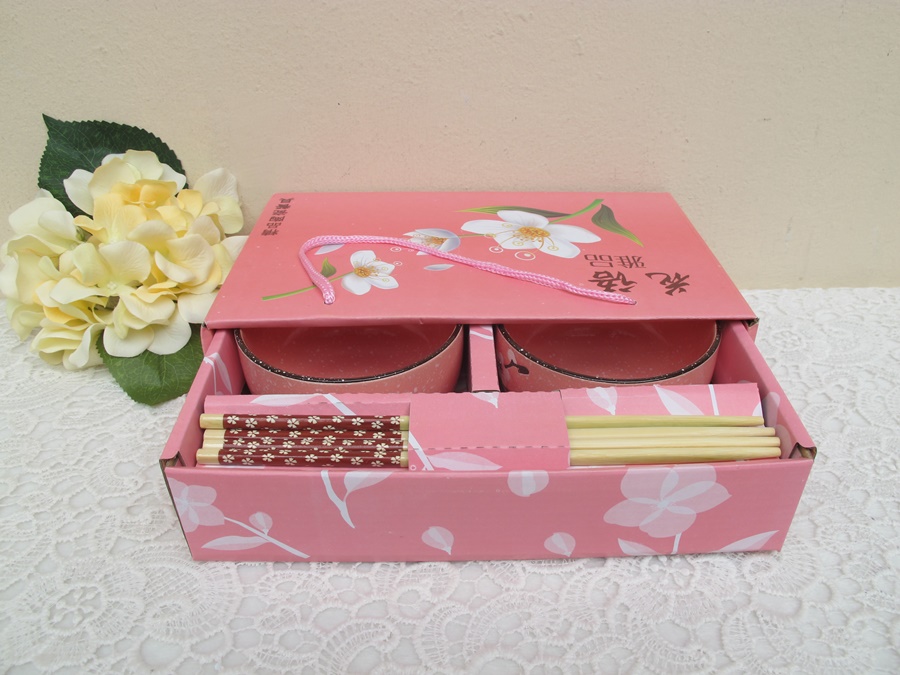 เซตชามพร้อมตะเกียบ 2 ที่ แพ็คกล่องดอกสีชมพู พร้อมถุงหิ้ว