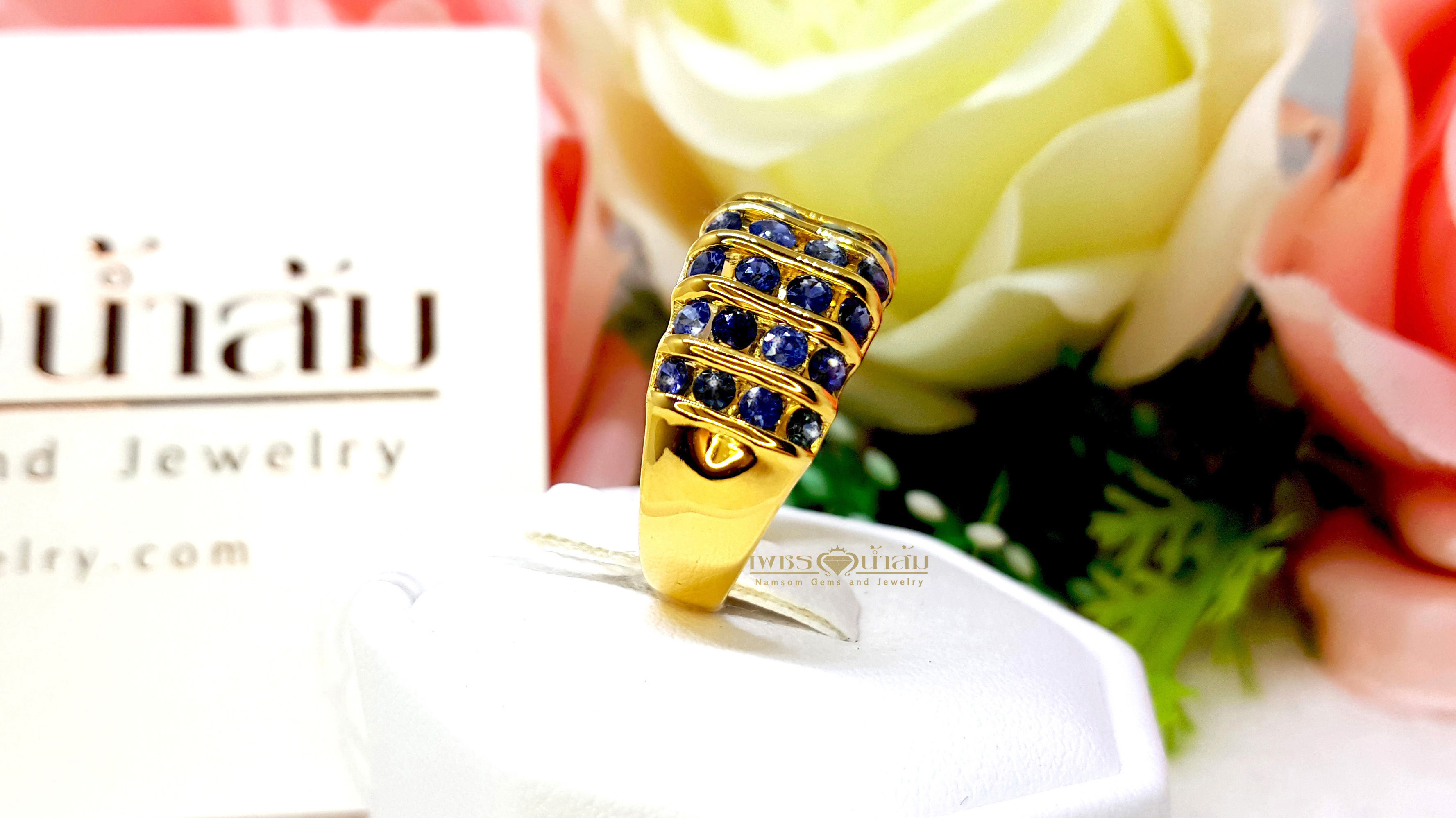 แหวนพลอยไพลิน Blue Sapphire เจียรเหลี่ยมเพชร ใช้ลูกเล่นแบบฝังสอดสลับไปมา โดดเด่นที่แพตเทิร์นที่ไม่เหมือนใคร