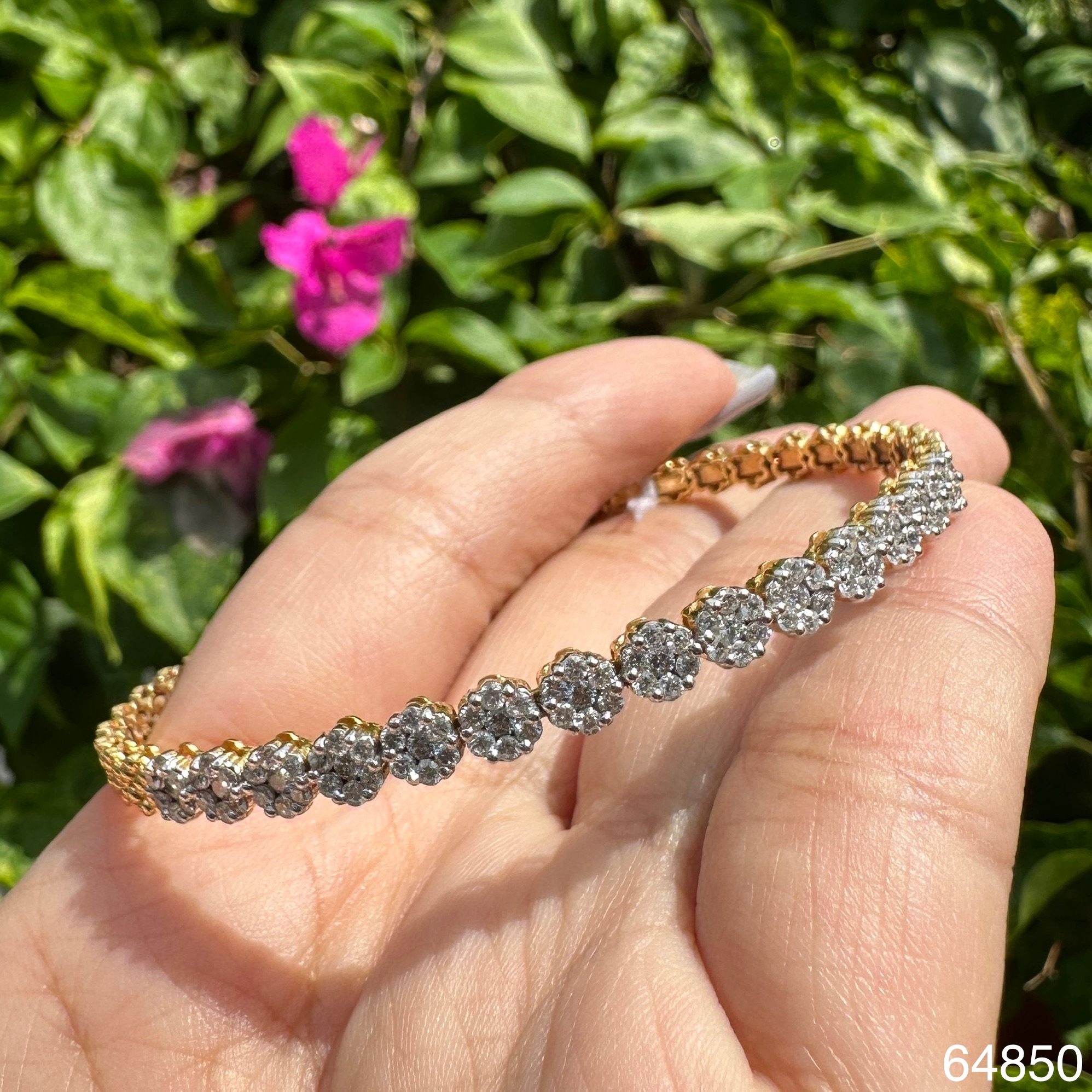 รหัส 64850 กำไล ตัว C เพชรกระจุก ครึ่งหน้า เพชร 98/1.54 กะรัต ทอง18K ความกว้าง 5.00 x 6.00 ซม. นน. 12.56 g