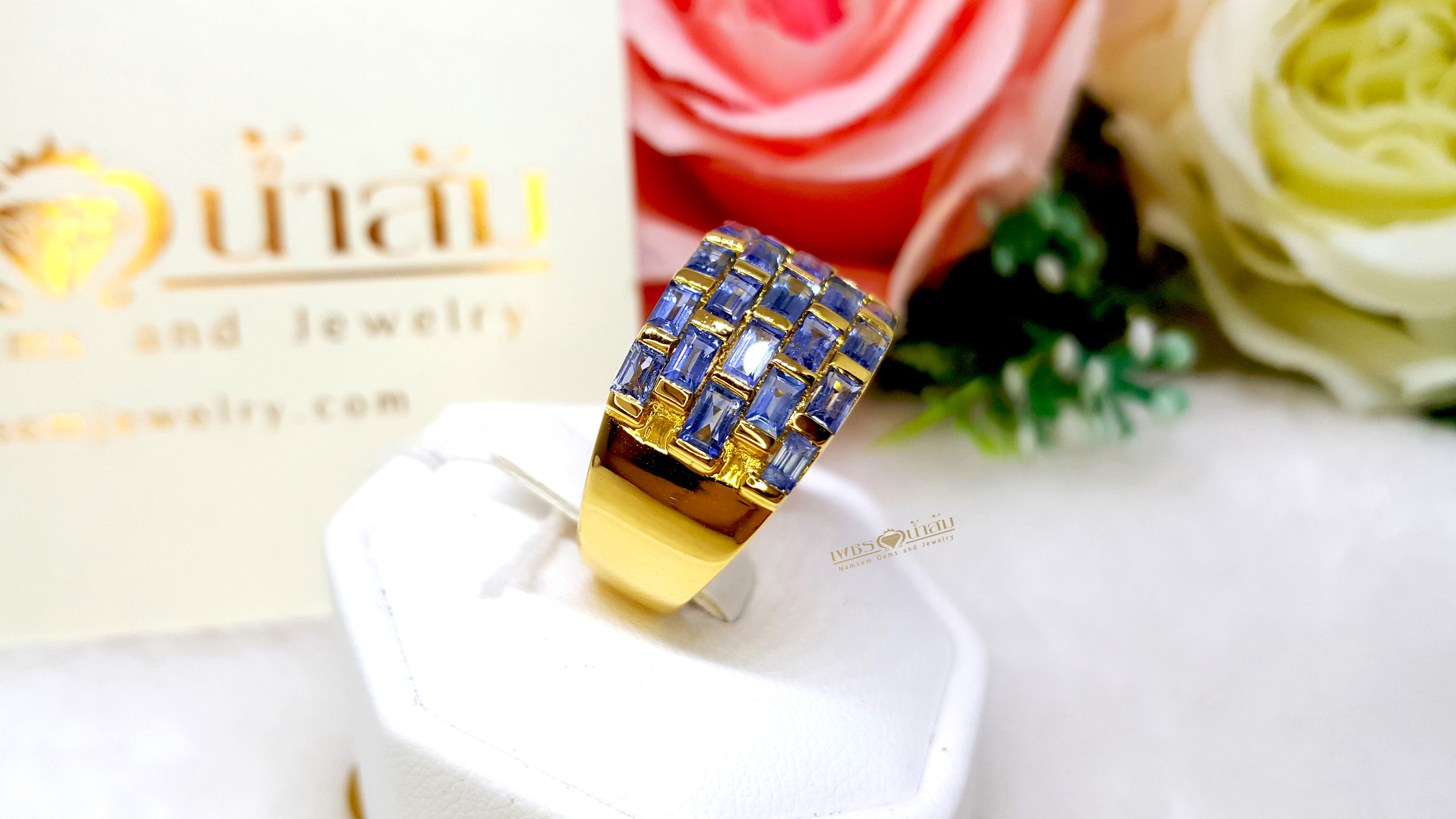 แหวนพลอยไพลิน Blue Sapphire เล่นไฟน้ำงาม เป็นผลงานที่แสดงฝีมือและเทคนิคการฝังแบบเรียบไร้หนาม ของช่างเอกร้าน"เพชรน้ำส้ม"