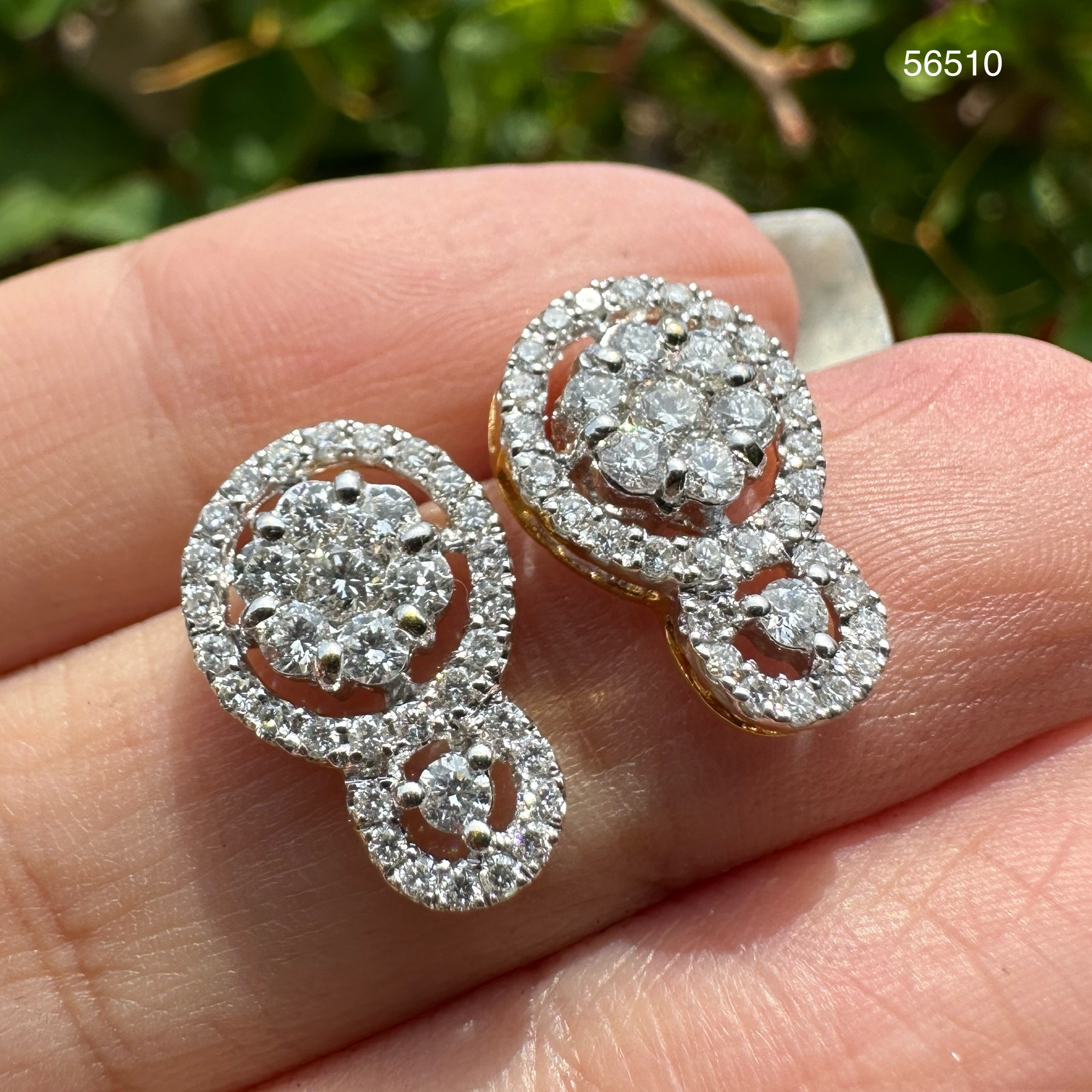 รหัส 56510 ต่างหู เพชรกระจุกกลม เพชร 74 เม็ด 1.10 กะรัต ทอง90 งานสวยมาก นน. 5.00 g