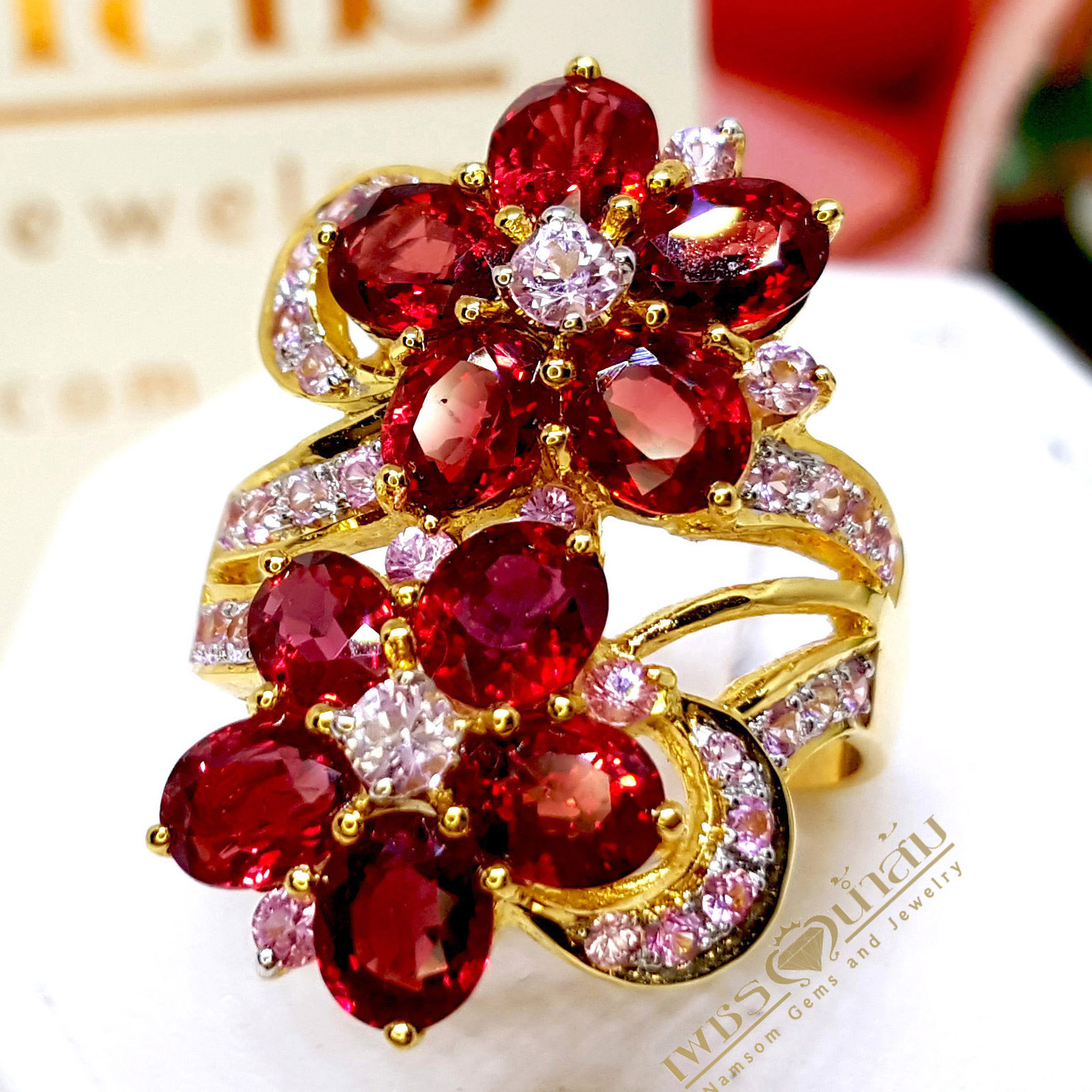 แหวนทับทิม Ruby สีแดงสด เรียงร้อยเป็นทรงดอกไม้ อ่อนหวาน ประดับฝังด้วยเพชรแท้น้ำงาม บนตัวเรือนทองแท้ทั้งตัวเรือน