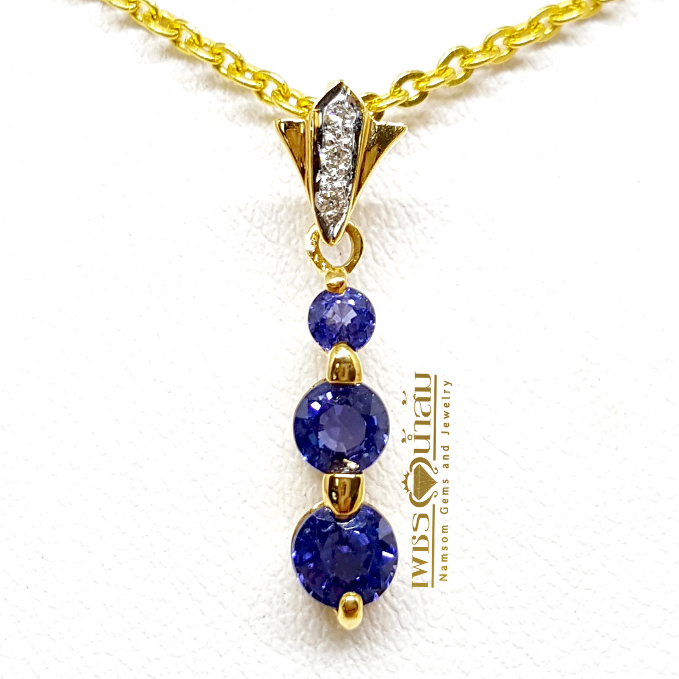 จี้พลอยไพลิน Blue Sapphire สีสดน้ำงาม เรียงร้อยเป็นแถว ดีไซน์ Minimal ดูเรียบง่าย ผลงานร่วมสมัยเหนือกาลเวลา