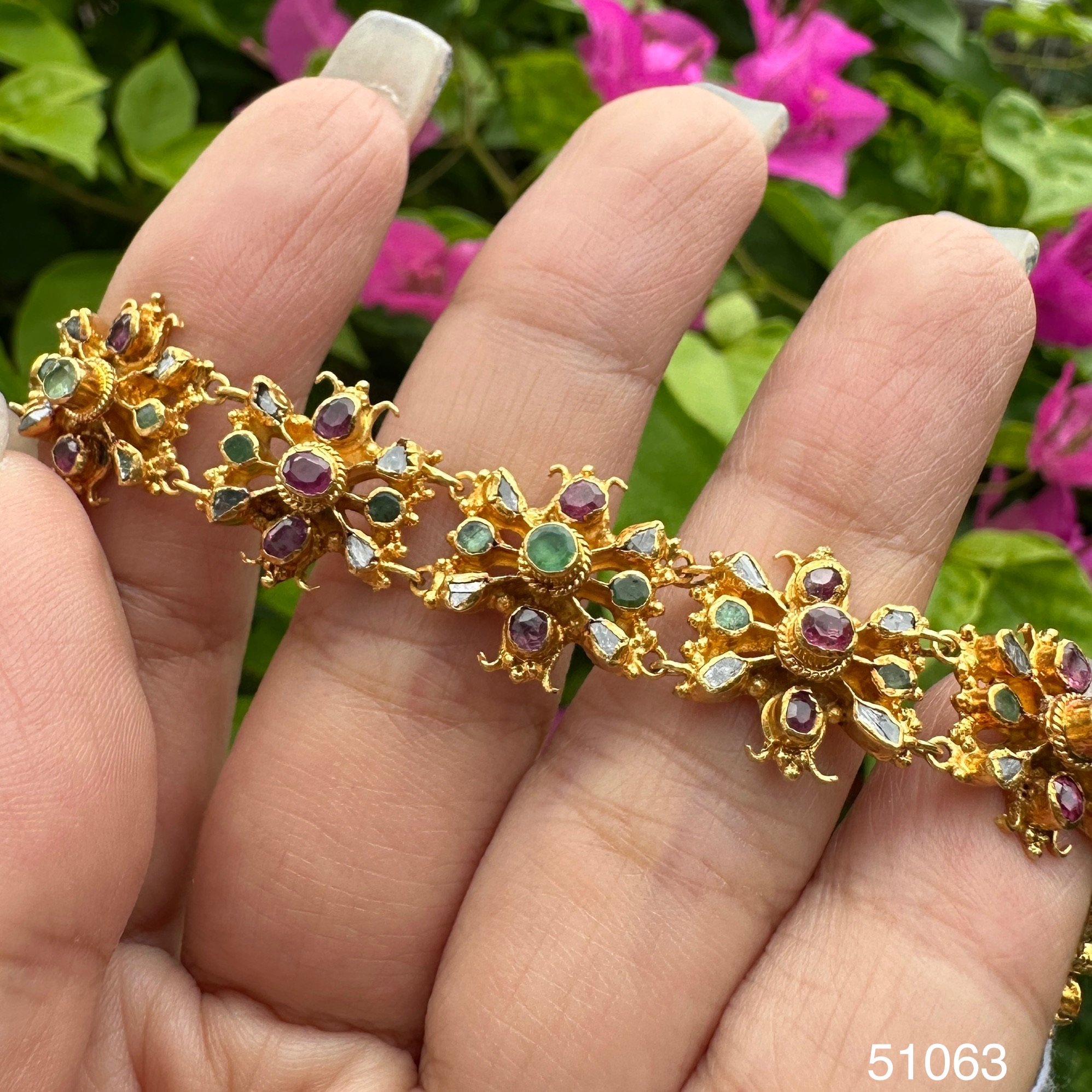 รหัส 51063 สร้อยข้อมือ 3 สี ทับทิม มรกต เพชรซีก ฉลุลาย รอบเส้น ทอง90 งานสวยมาก นน. 20.00 g