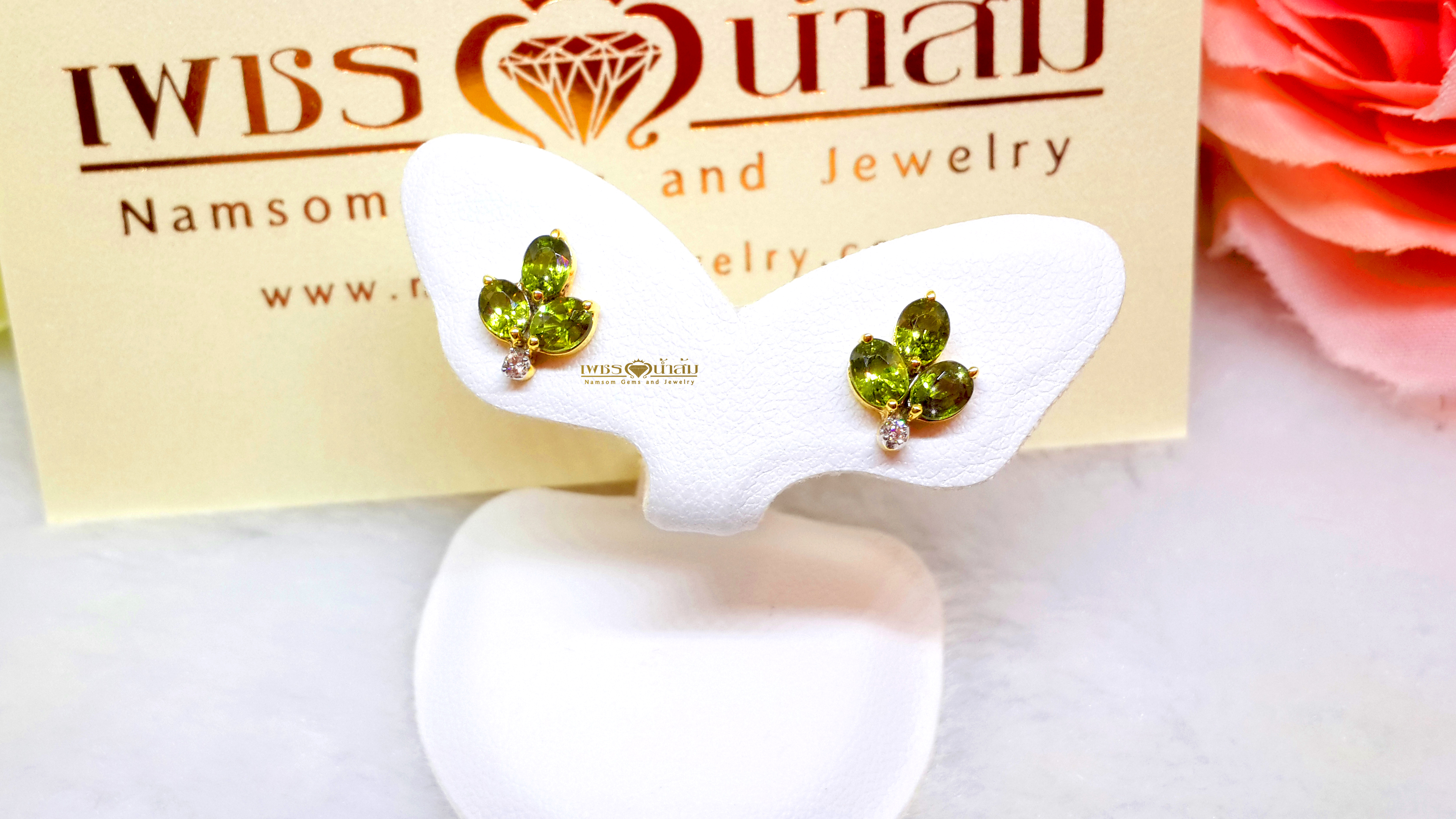 ต่างหูพลอยเขียวส่อง Green Sapphire ทรงใบไม้ ประดับด้วยเพชรแท้