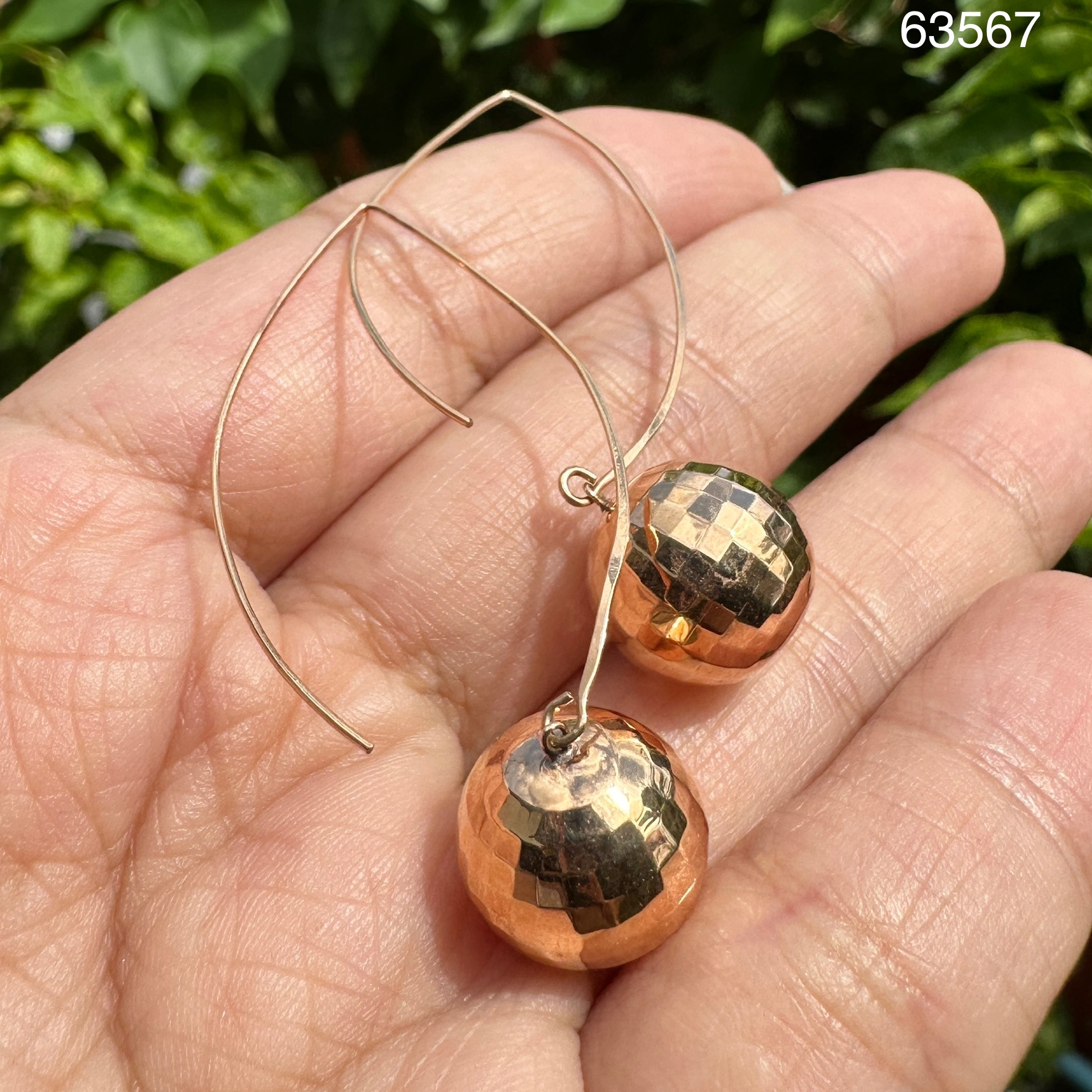 รหัส 63567 ต่างหู ห่วง เม็ดกลม ตัดลาย ตุ้งติ้ง ทอง60-70% Pink gold นน. 2.54 g