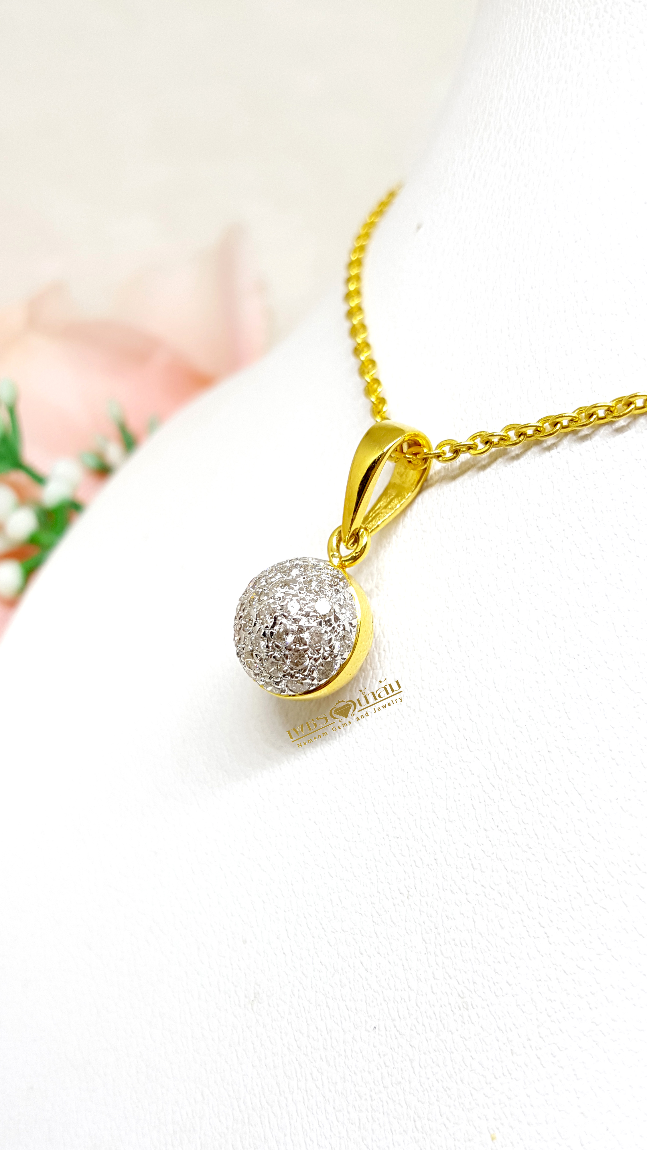 จี้เพชรแท้ฝังเรียบไร้หนาม ทรงกลมลูกโลก ขณะสวมจะเหวี่ยงตัวแก่วงตามผู่ใส่ หยอกเอินทุกสายตาให้หันมามอง