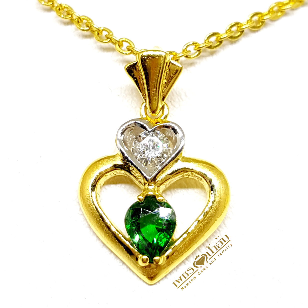 จี้ทรงหัวใจ ออกแบบให้มีพลอยซาร์โวไรท์ Tsavorite สีสวยสดอยู่ภายใน