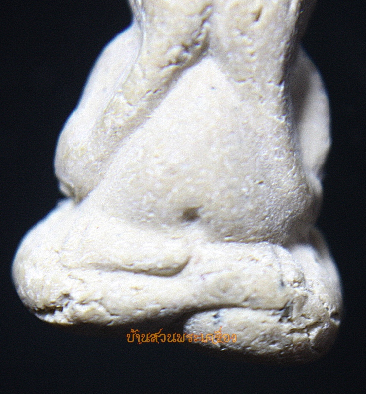 พระปิดตา ลอยองค์ หลังยันต์ ฝังตะกรุด เนื้อผง ไม่ทราบที่