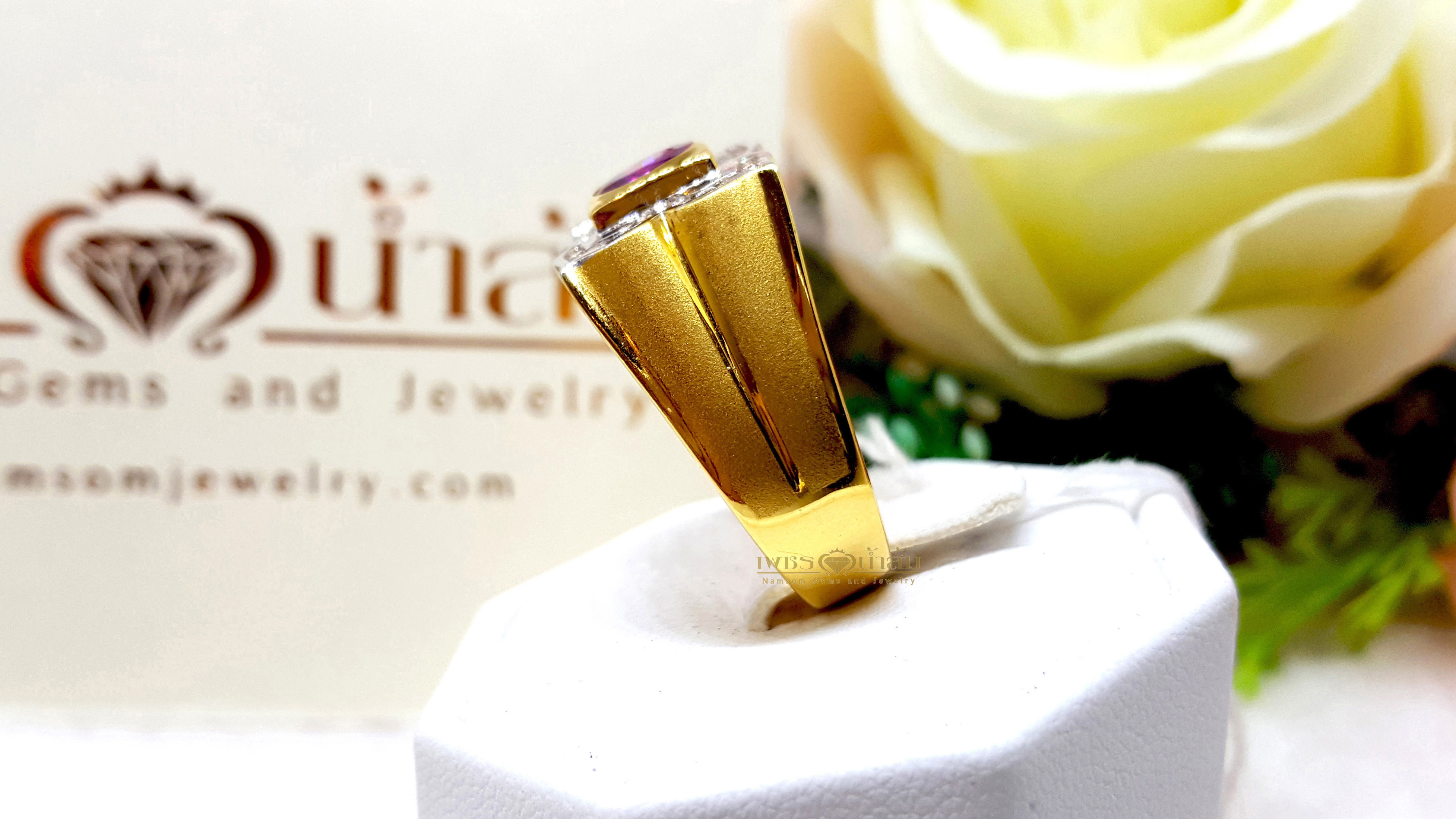 แหวนพลอยทับทิม Ruby ทรงไทยลายประจำยาม เป็นสัญลักษณ์ยามรักษาการณื เพื่อป้องกันผู้ที่คิดมิดีมิร้าย โดวยสามารถนำไปงคาถาอาคมประกอบไว้ด้วยได้