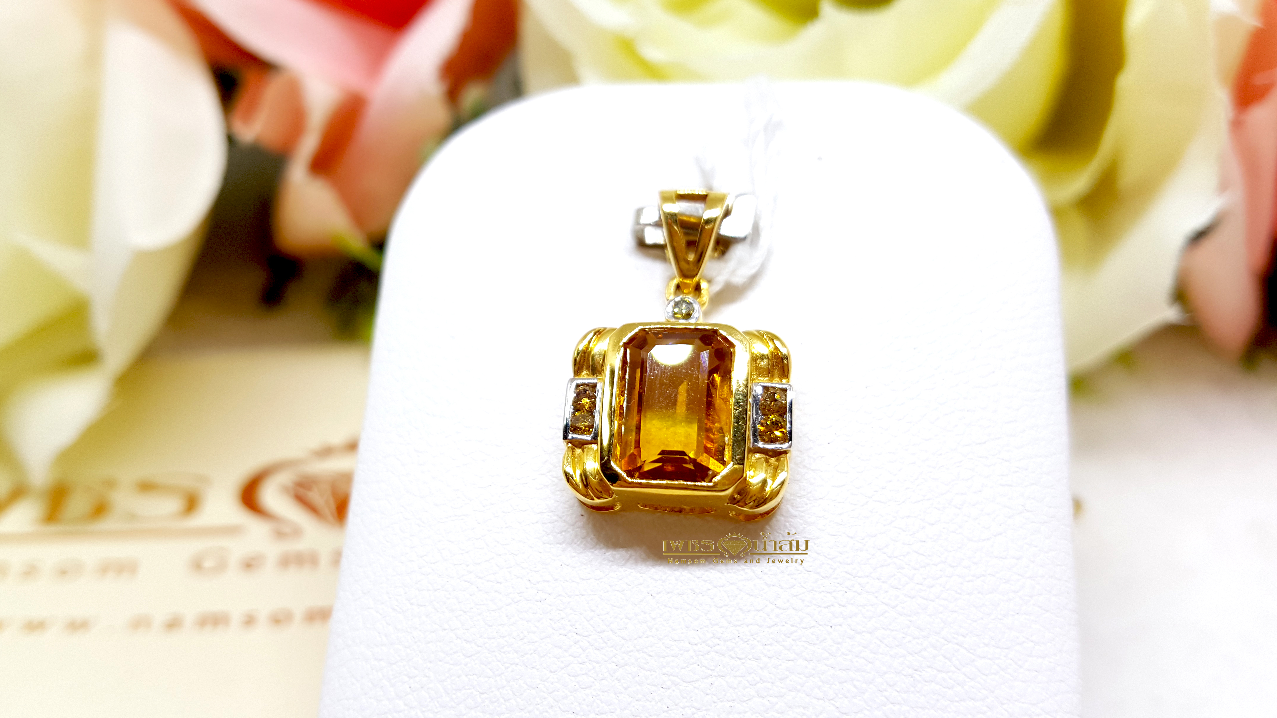 จี้พลอยบุษราคัม Yellow Sapphire ขนาดพอดี สมใส่ได้ทุกวัน เจียรเป็นทรงเหลียม คาดด้วยเพชรแท้ขอบข้าง เพื่มลูกเล่น