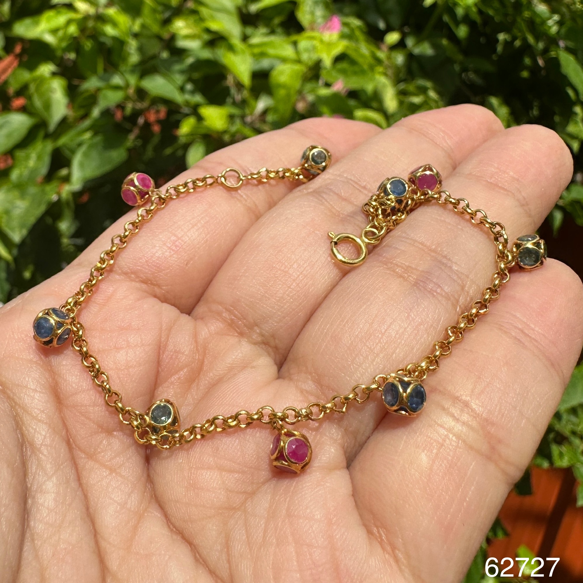 รหัส 62727 สร้อยข้อมือ ตะกร้อ 3 สี ทับทิม ไพลิน เขียวส่อง ตุ้งติ้ง รอบเส้น ทอง18K นน. 4.00 g