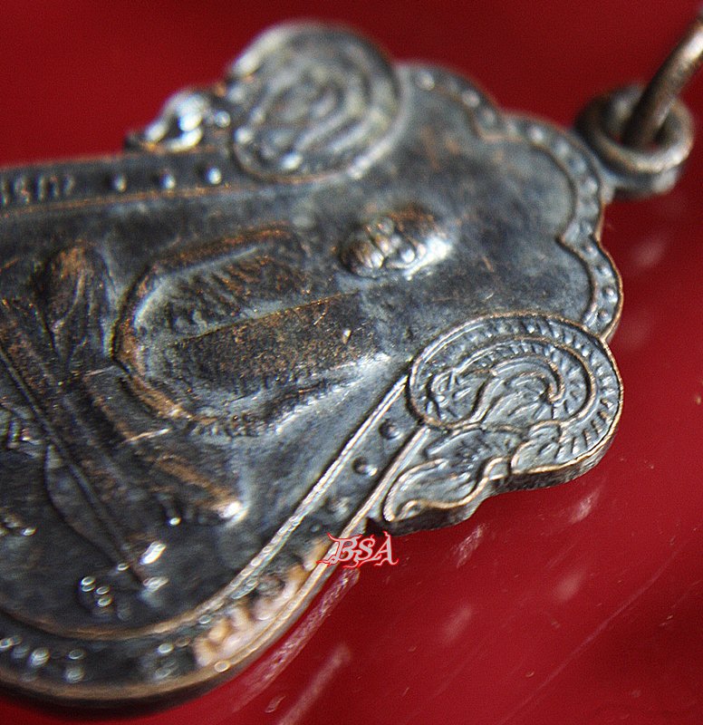 เหรียญเสมาหลวงพ่อพุธ ฐานิโย วัดป่าสาลวัน ปี2535 (5)