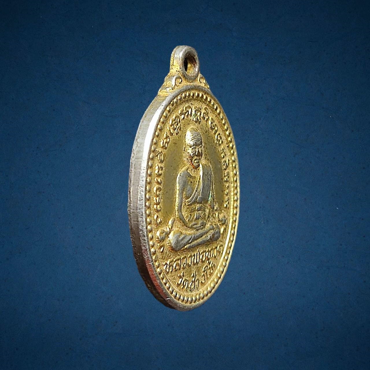 เหรียญหลวงปู่ทวด หลังสามอาจารย์ รุ่นเสาร์ห้า ปี 2537 พิมพ์ใหญ่กะหลั่ยทอง