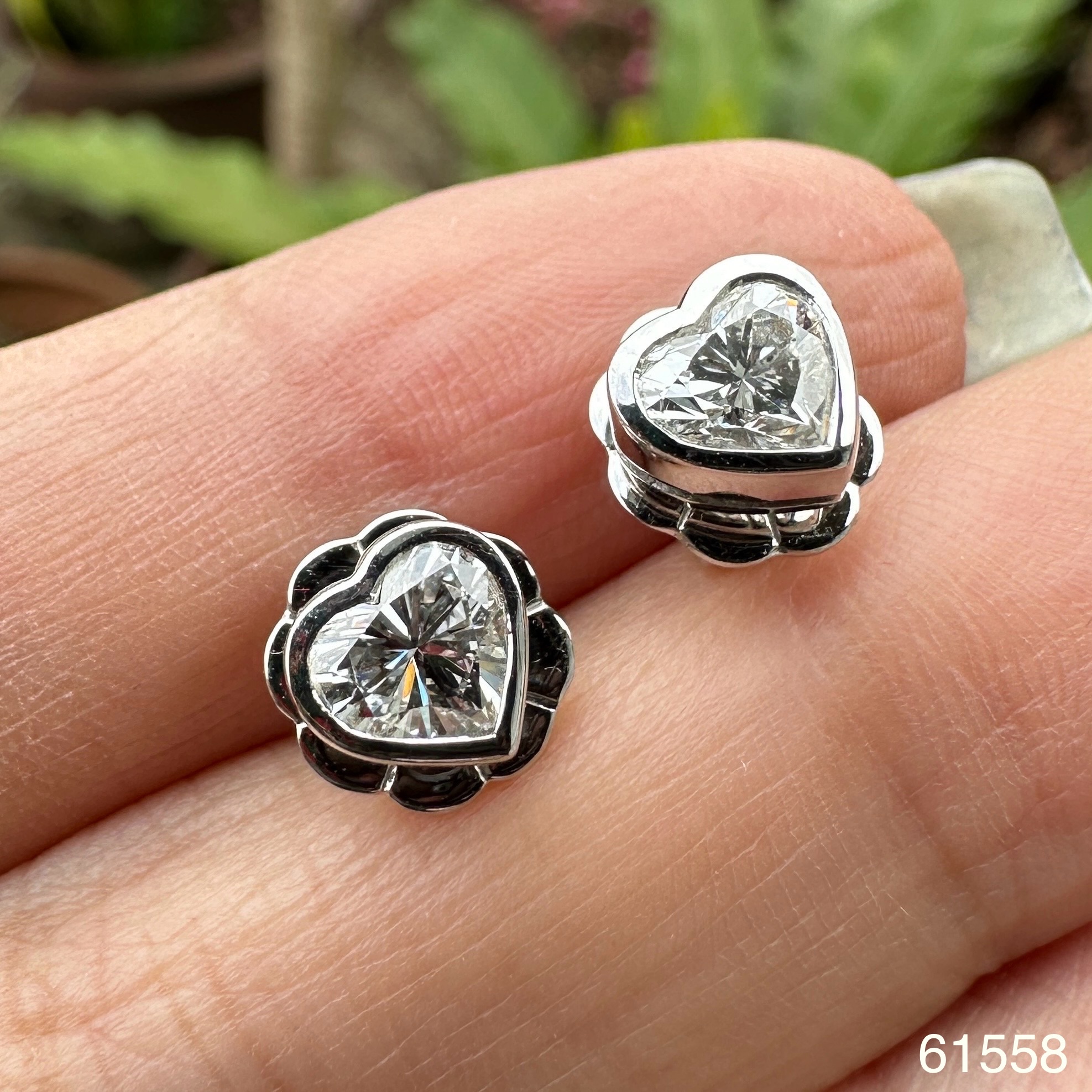 รหัส 61558 ต่างหู เพชรหัวใจ Heart Shaped Diamond เพชร 2 เม็ด 1.04 กะรัต ทองคำขาว18K นน. 3.57 g