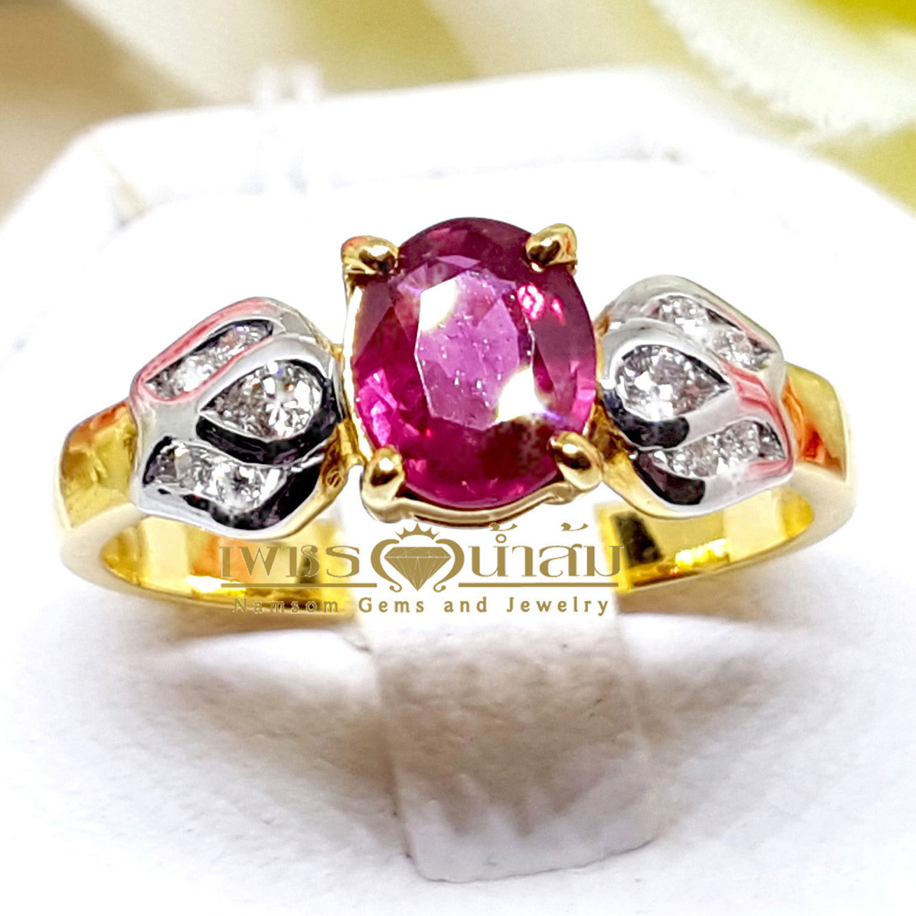 แหวนพลอยทับทิม Ruby สีเลือดนก ทรงหวานประดับตกแต่งด้วยเพชรแท้เป็นทรงใบไม้ไขว้ลายไทย บนตัวเรือนทองแท้ทั้งตัวเรือน