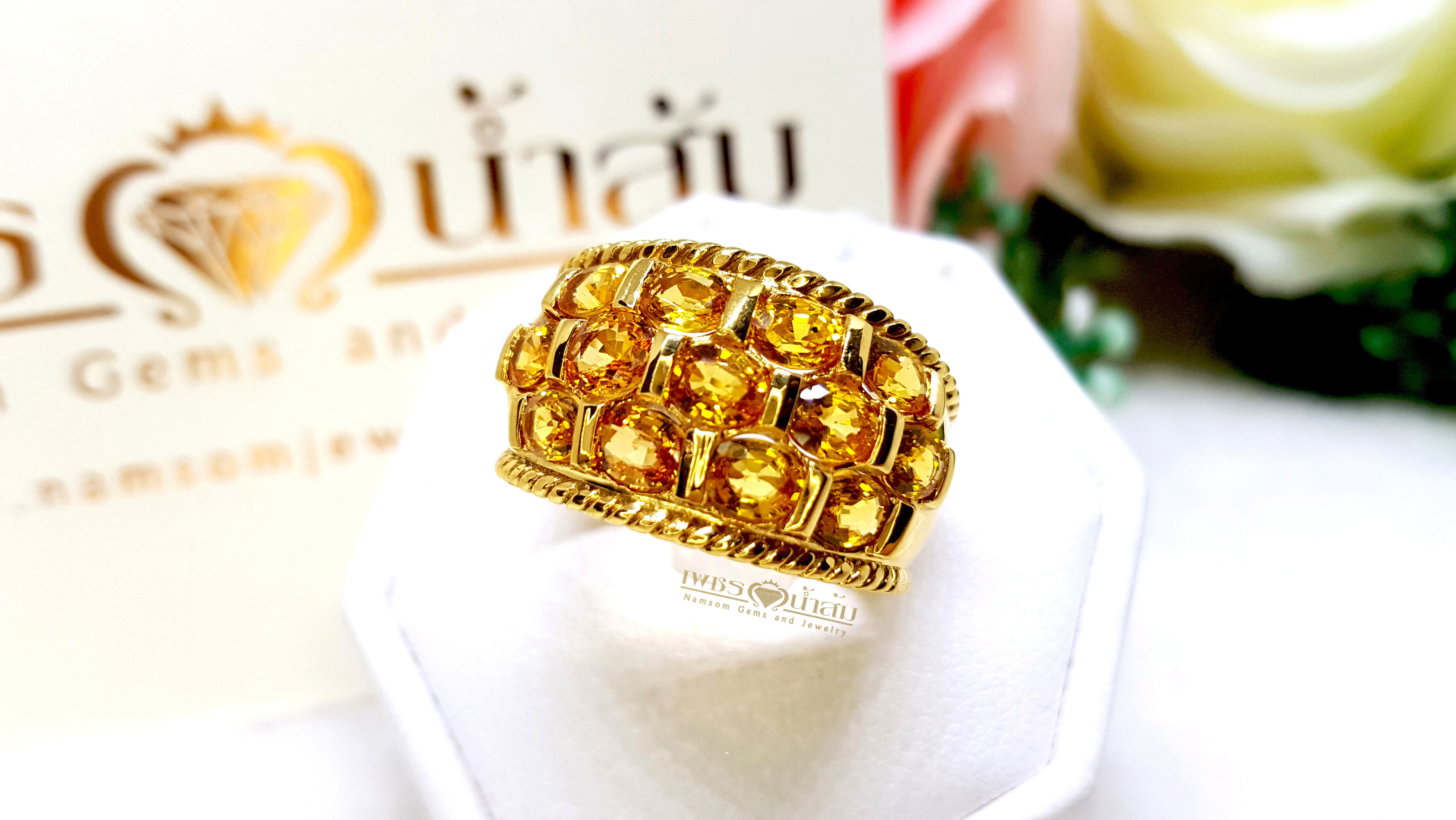 แหวนพลอยบุษราคัม Yellow Sapphire เล่นไฟน้ำงาม เป็นผลงานที่แสดงผีมืองและเทคนิคการฝังแบบเรียบไร้หนาม ของช่างเอกร้าน"เพชรน้ำส้ม"