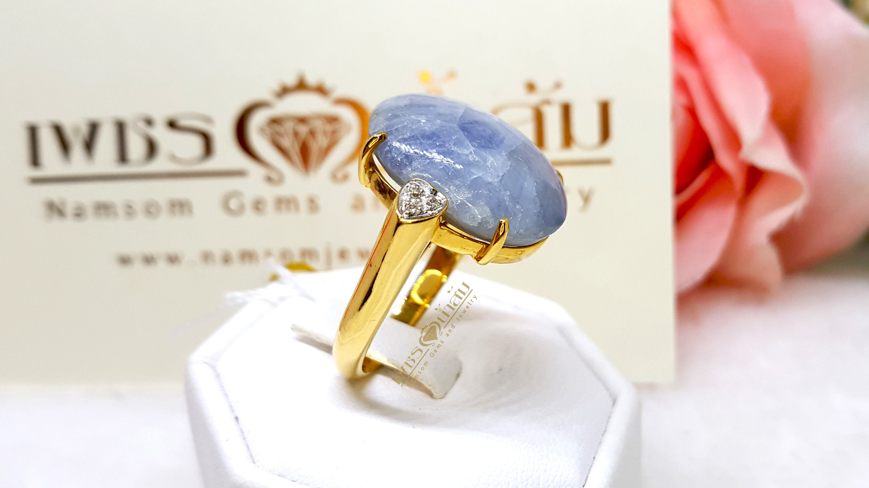 แหวนพลอยไพลิน Blue Sapphire สีน้ำเงิน เจียรเหลี่ยมคาบาชอน เม็ดใหญ่ ประดับตกแต่งด้วยเพชรแท้ขอบข้าง บนตัวเรือนทองแท้ทั้งตัวเรือน
