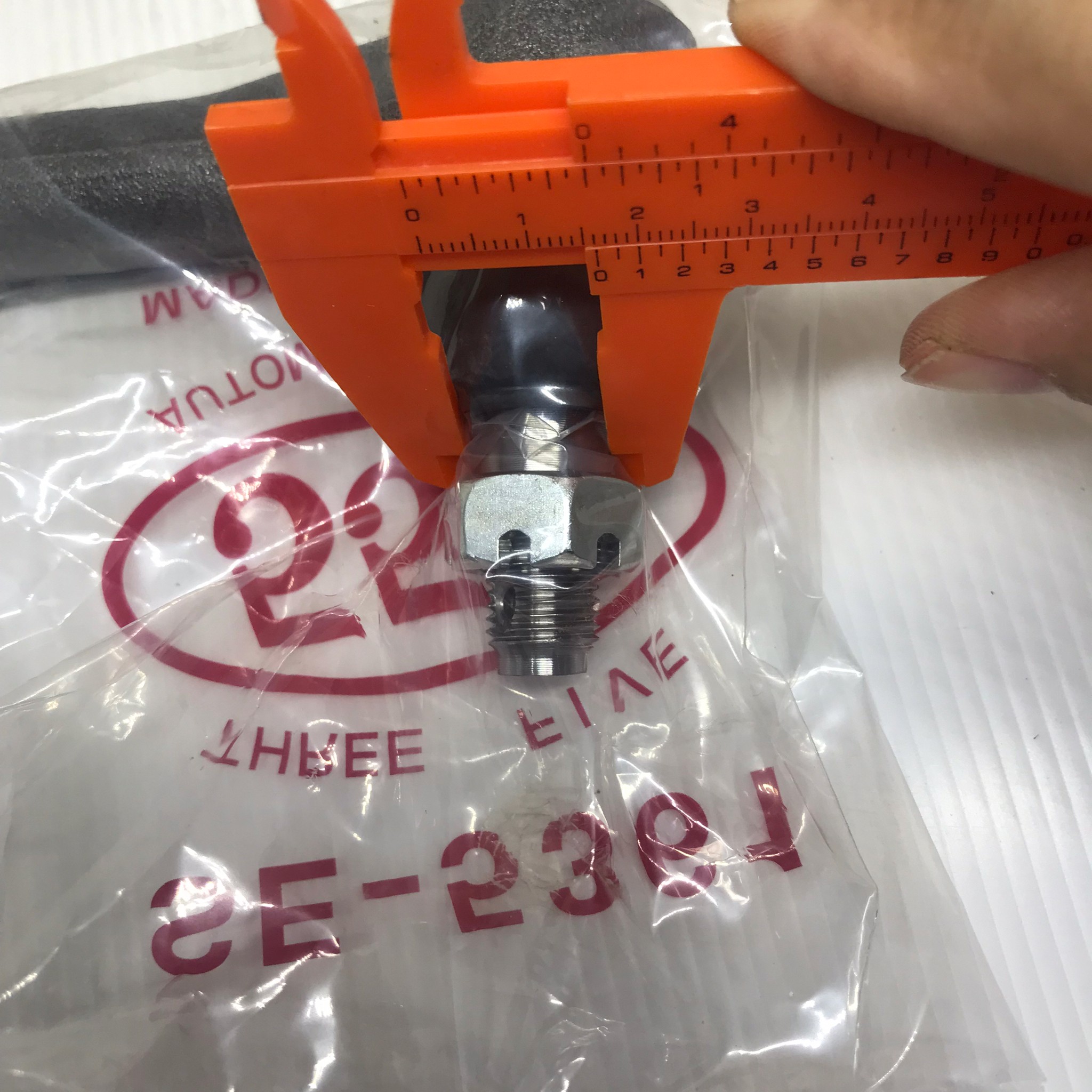 ลูกหมากคันชักสั้น ISUZU D-MAX 2WD-4WD / D-MAX V-CROSS อีซูซุ ดีแม็ค ปี 2002 -On / เบอร์ SE-5361 / ยี่ห้อ 555 / Three Five (TIE ROD END) 1 คู่ วัดขนาดก่อนสั่งซื้อ (JAPAN)