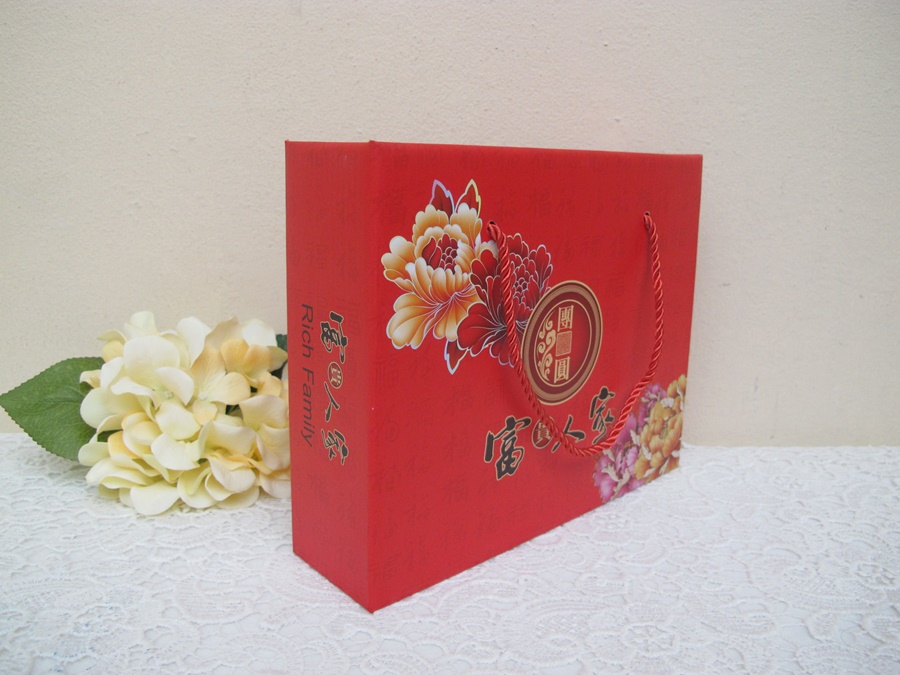 เซตถ้วยชาม ตะเกียบ 2 ที่ลายดอกไม้ แพ็คกล่องสีแดงมีหูหิ้ว พร้อมป้ายชื่อ