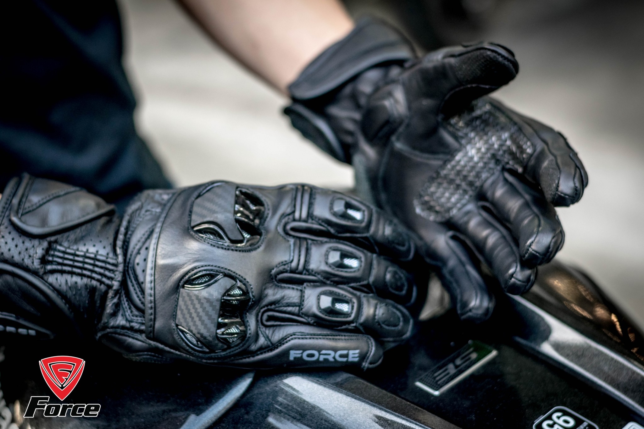 ถุงมือข้อยาว force รุ่น Racer