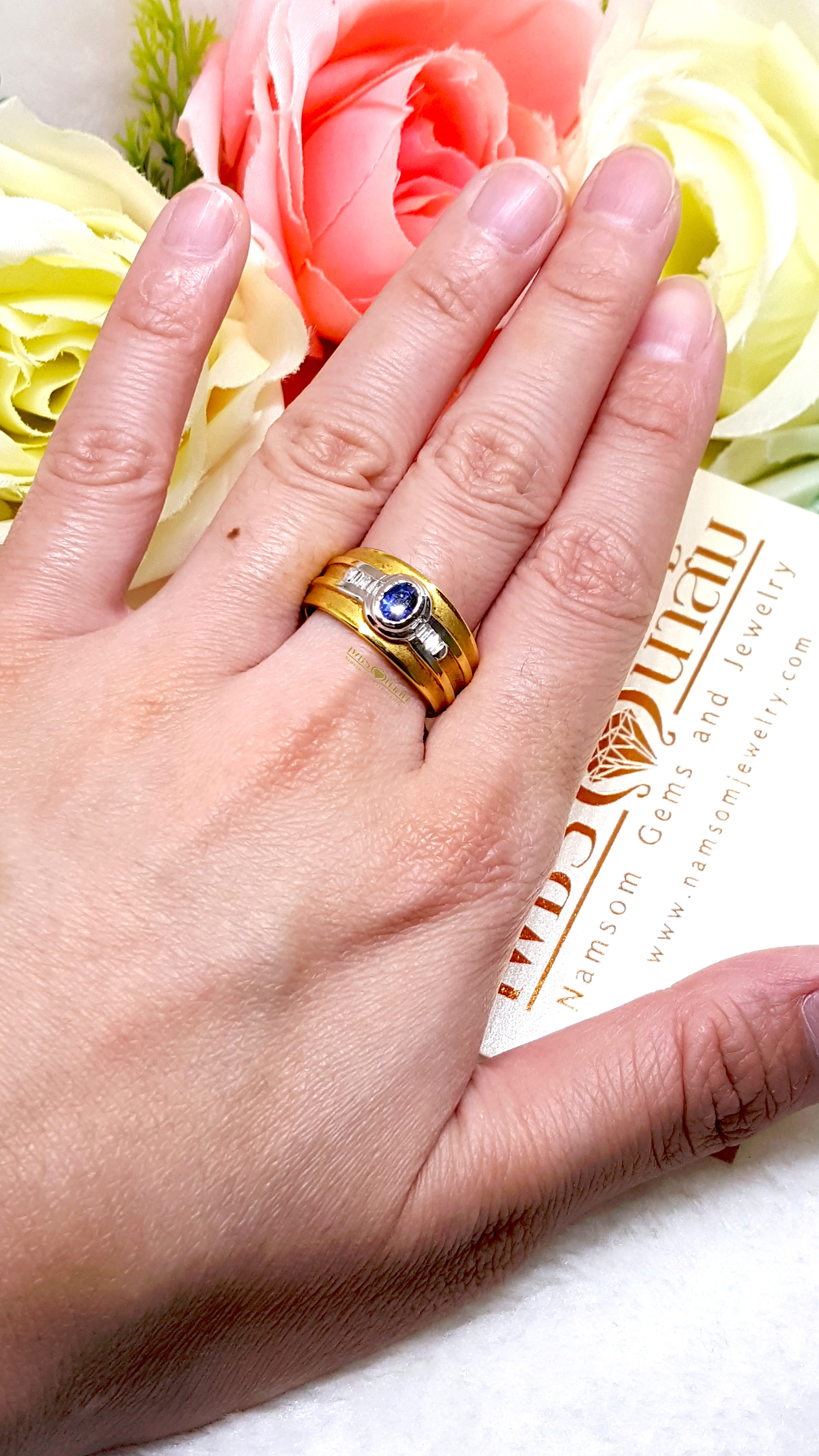 แหวนพลอยไพลิน Blue Sapphire สีสด ประดับด้วยเพชรแท้เหลี่ยมเพชรแบเก็ต ทรงโดดเด่น บนตัวเรือนทองแท้ทั้งตัวเรือน