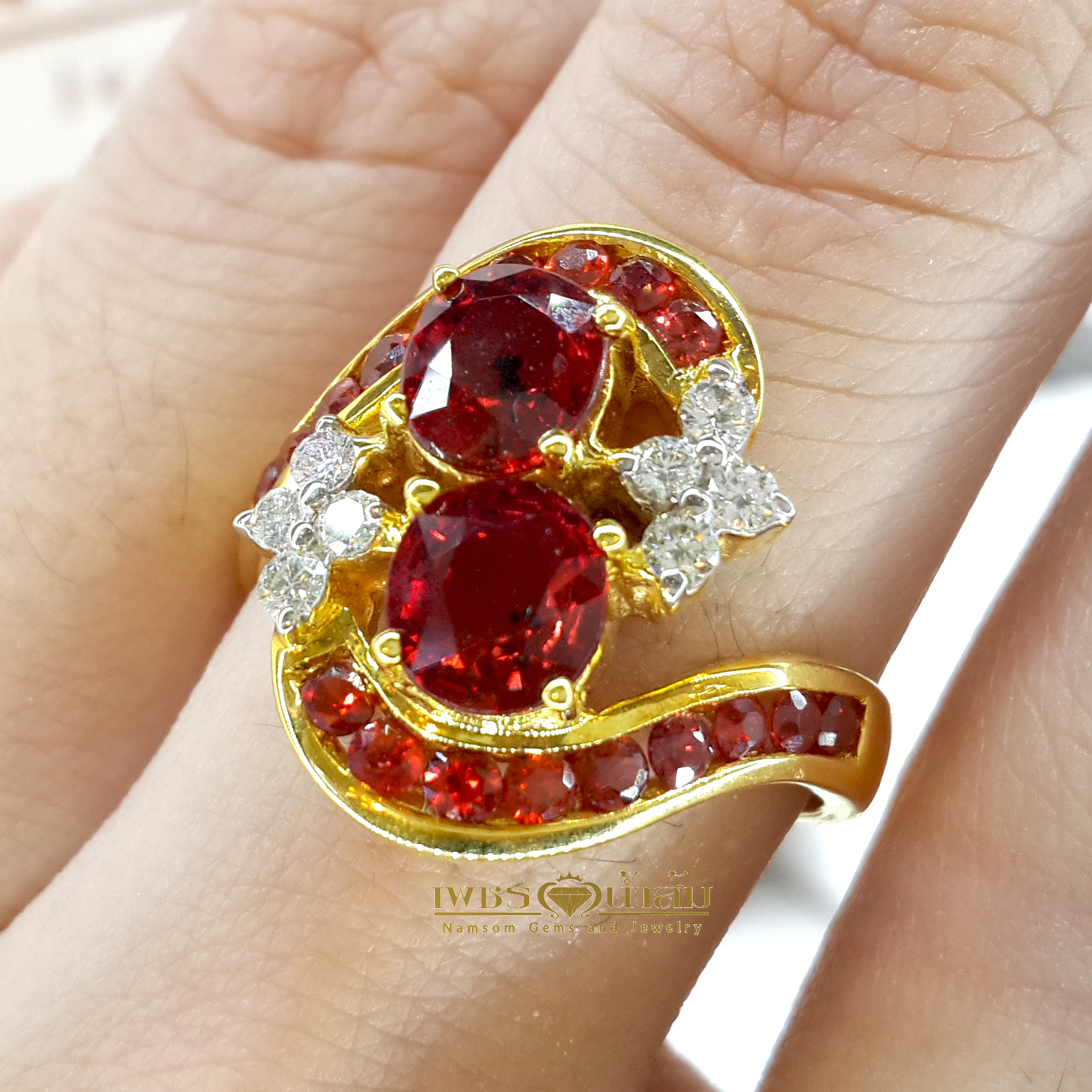 แหวนพลอยทับทิม Ruby เนื้องาม สีแดงสด ประดับทรงไขว้ฝังหนีบด้วยทับทิม สีสวย ตกแต่งขั้นด้วยเพชรแท้ เพิ่มลูกเล่น บนตัวเรือนทองแท้ทั้งตัวเรือน