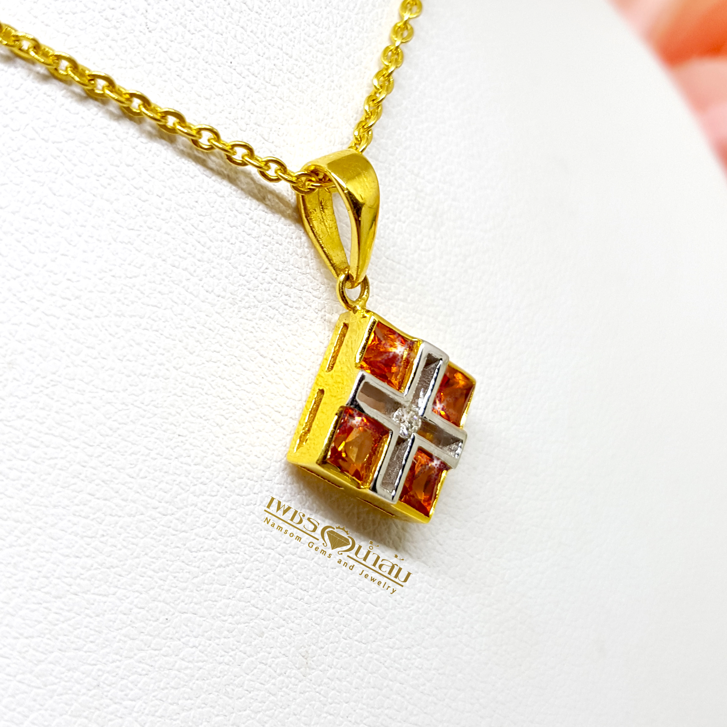 จี้พลอยบุษราคัม Yellow Sapphire ฝังเรียบไร้หนาม เจียรเป็นทรงเหลียม ฝังด้วยเพชรแท้เม็ดกลาง เพื่มลูกเล่น
