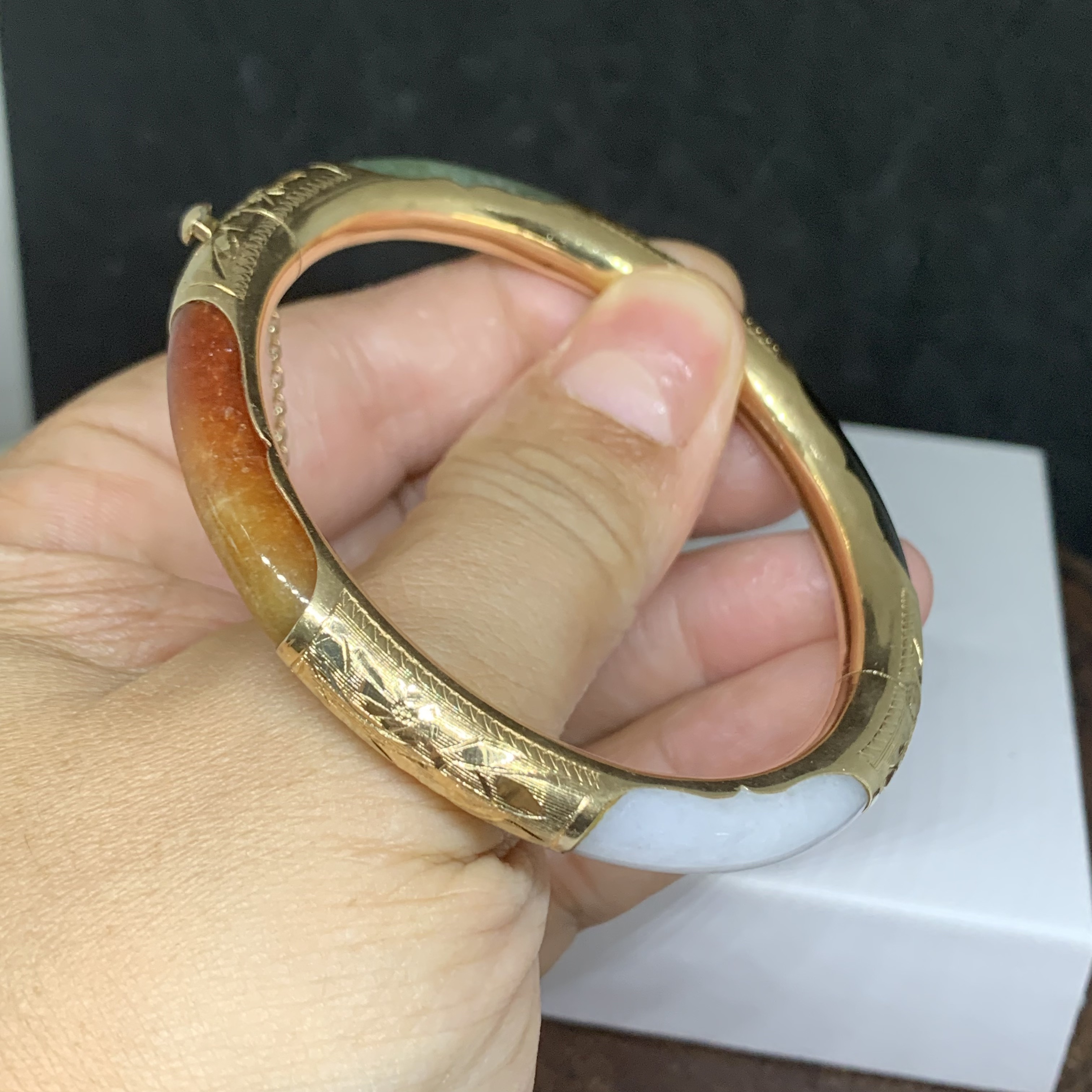 รหัส 65458 กำไล หยก หน้าทอง แกะลาย ทอง14K ความกว้าง 5.70 ซม. นน. 26.85 g