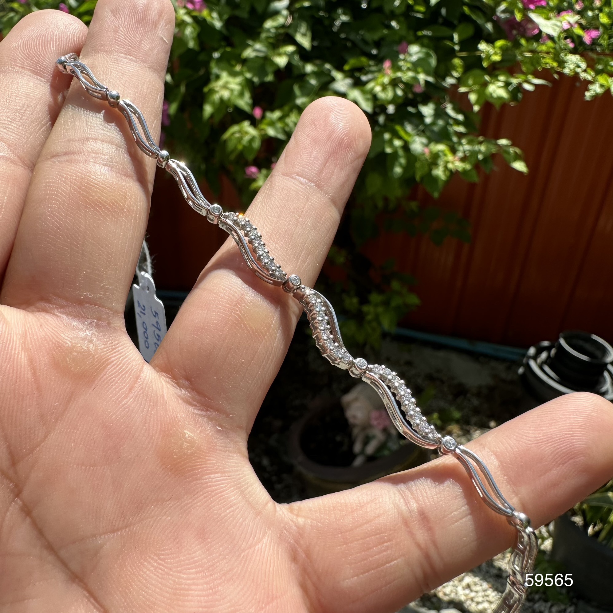 รหัส 59565 สร้อยข้อมือ เพชรแถวโค้ง ครึ่งหน้า เพชร 31 เม็ด 0.42 กะรัต ทอง18Kขาว งานสวยมาก นน. 7.50 g