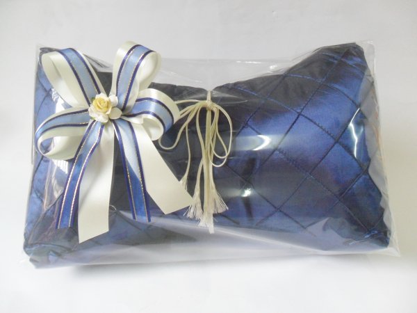 หมอนสามเหลี่ยมใบชา ผสมโพรีเอสเตอร์ เลือกสีได้ ผูกโบว์ ฟรีป้ายชื่อ