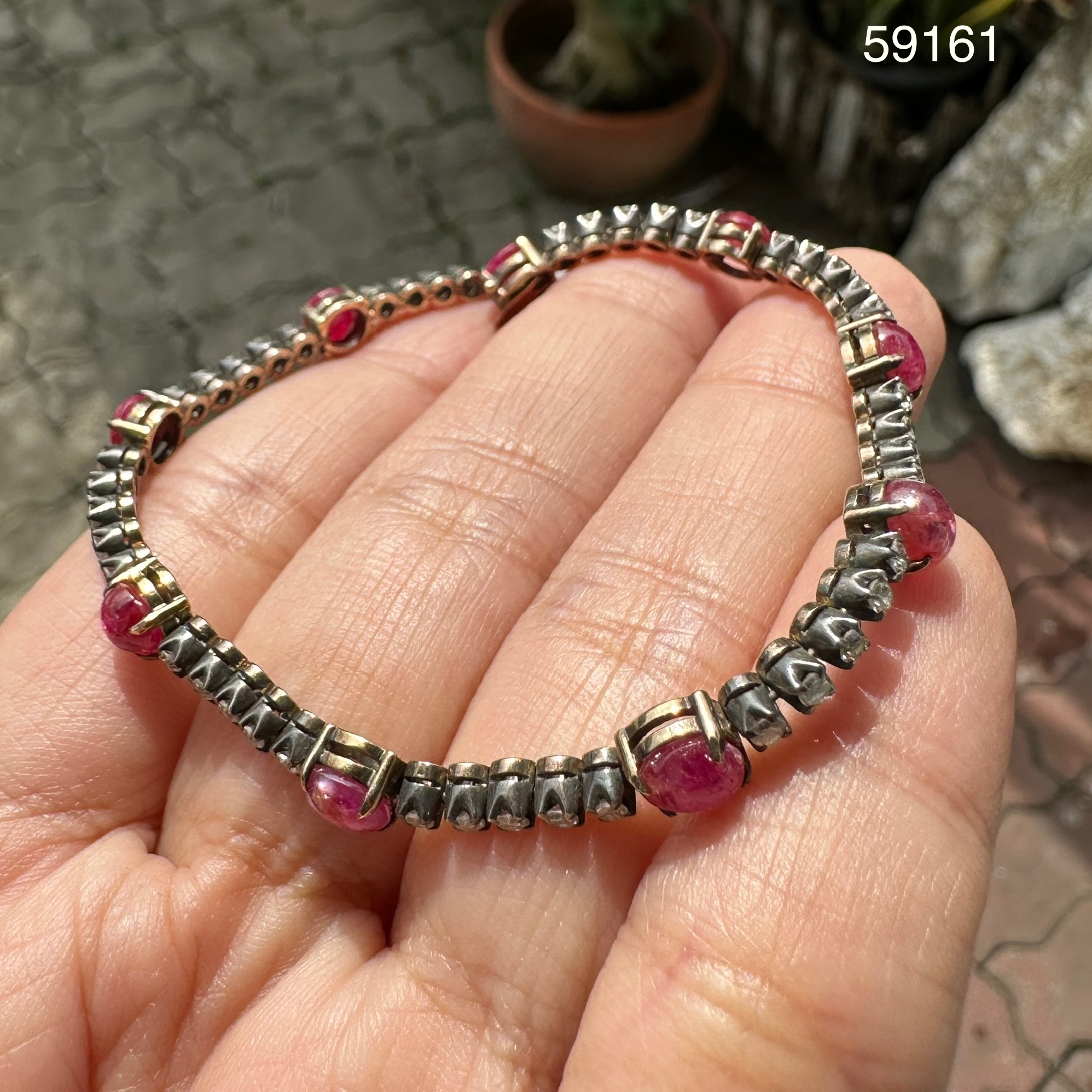 รหัส 59161 สร้อยข้อมือ ทับทิม หลังเบี้ย คั่นเพชรกุหลาบ 45 เม็ด 0.68 กะรัต ทองK 2 สี งานสวยมาก นน. 9.28 g