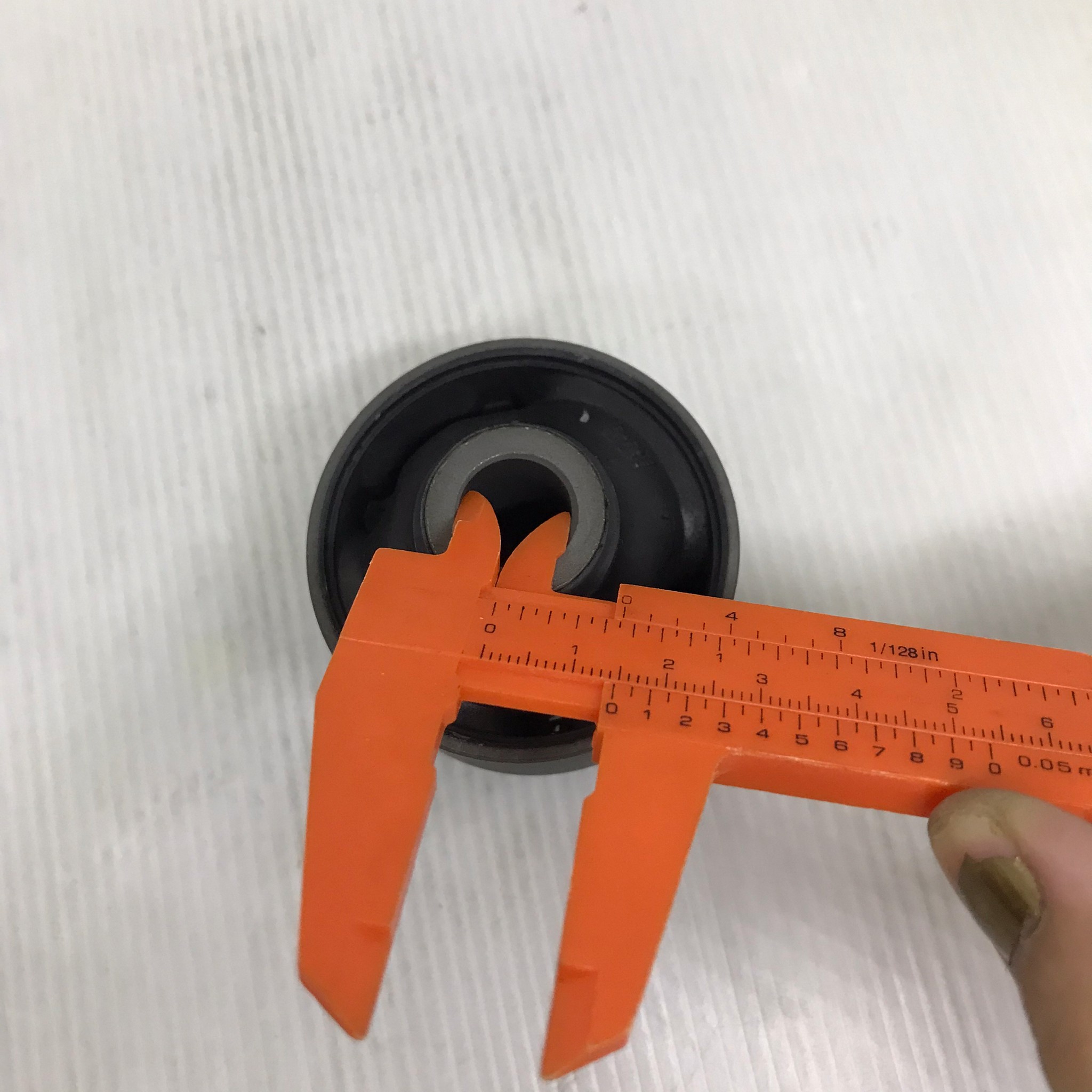 (1ตัว)บู๊ชปีกนก MITSUBISHIตัวล่าง ตัวใหญ่ Spacewagon NA4 ปี 2009-2014ตัวล่าง มิตซูบิชิ สเปควาก้อน /LOWER/BIG ARM BUSHINGยี่ห้อRBI เบอร์ MR594320 / M24NA4WB