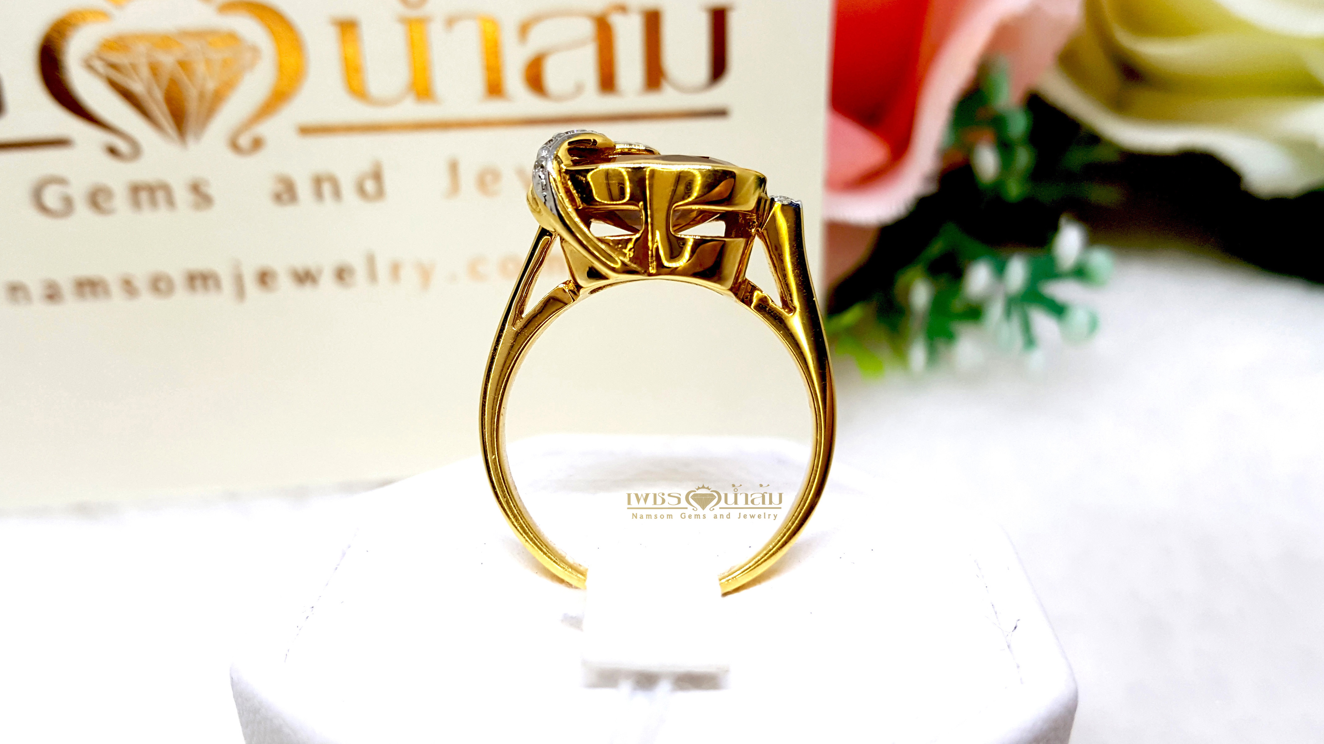 แหวนบุษราคัม Yellow Sapphire เจียรเหลี่ยมหัวใจ เล่นลูกเล่นไขว้ด้วยเพชรแท้เกี่ยวคาด น้ำงาม บนตัวเรือนทองแท้ทั้งตัวเรือน