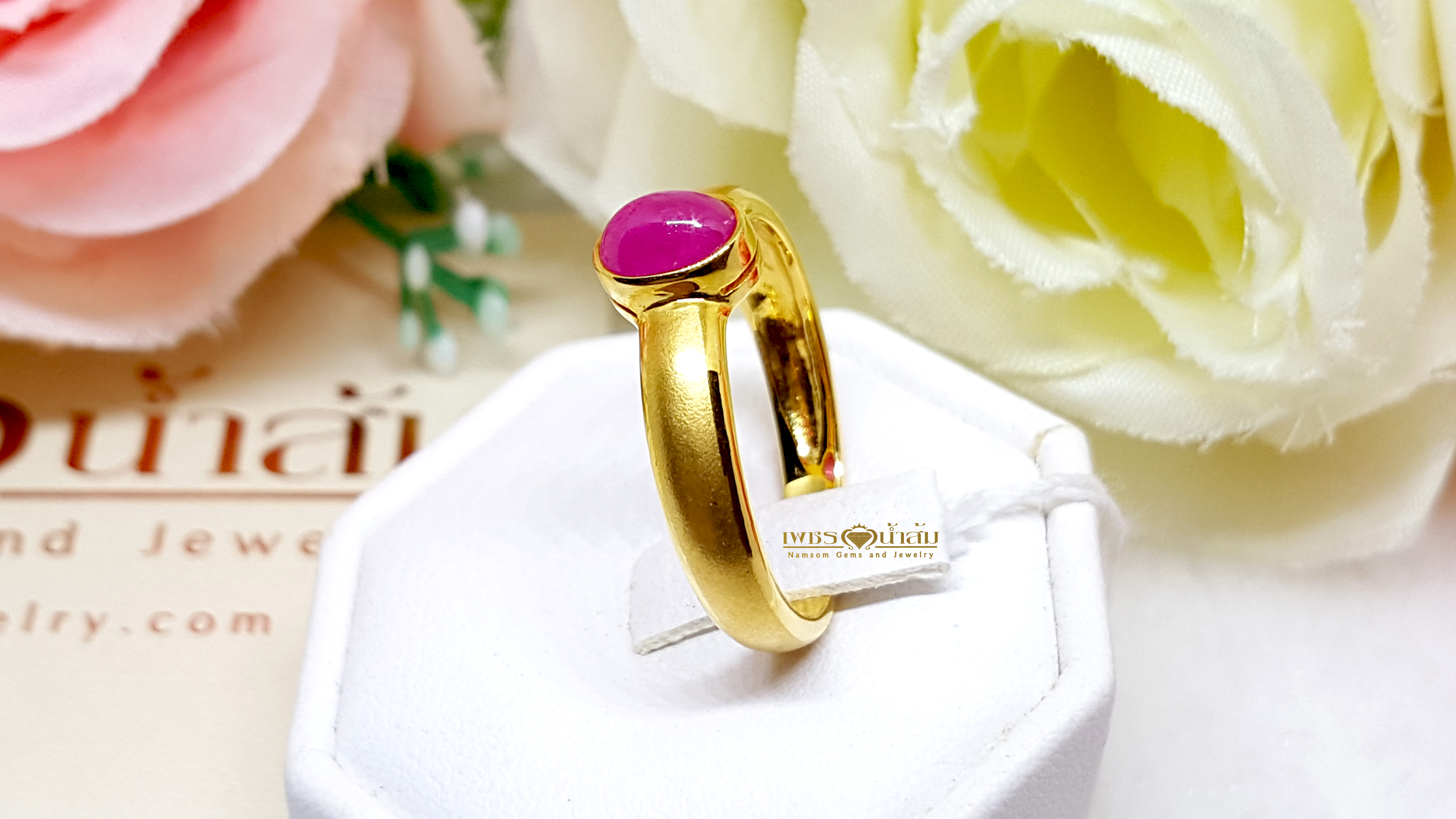 แหวนพลอยทับทิม Ruby สีสวยเจียระไนทรงหลังเบี้ย ข้างตัวเรือนพ้นทรายทองและเล่นขอบเงา บนตัวเรือนทองแท้ทั้งตัวเรือน