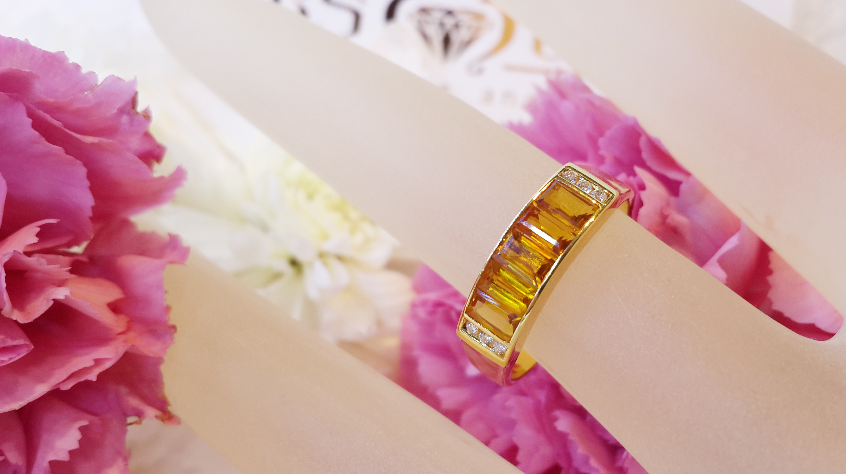 แหวนบุษราคัมเพชรข้างสวยสดุดตา