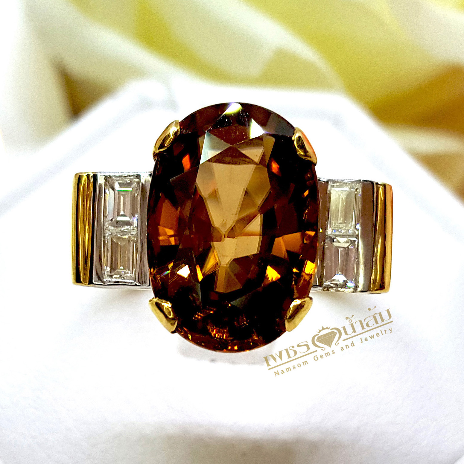 แหวนเพทายดิบสีแชมเปญ Champagne Zircon ประดับตกแต่งด้วยเพชรแท้บ่าข้าง บนตัวเรือนทองแท้ทั้งตัวเรือน