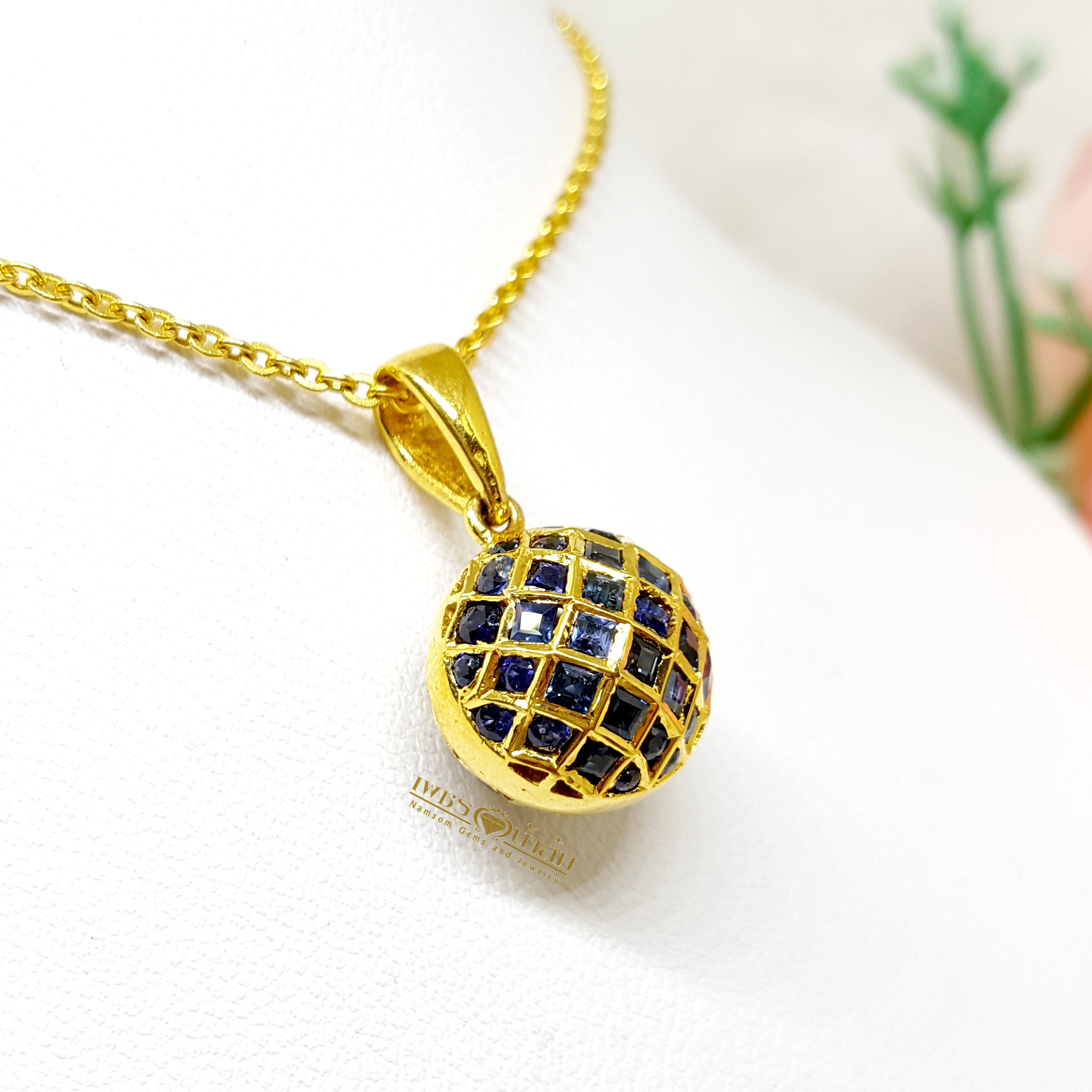 จี้พลอยไพลิน Blue Sapphire น้ำงาม ฝังเรียบไร้หนาม ทรงกลมลูกโลก ขณะสวมจะเหวี่ยงตัวแก่วงตามผู่ใส่ หยอกเอินทุกสายตาให้หันมามอง