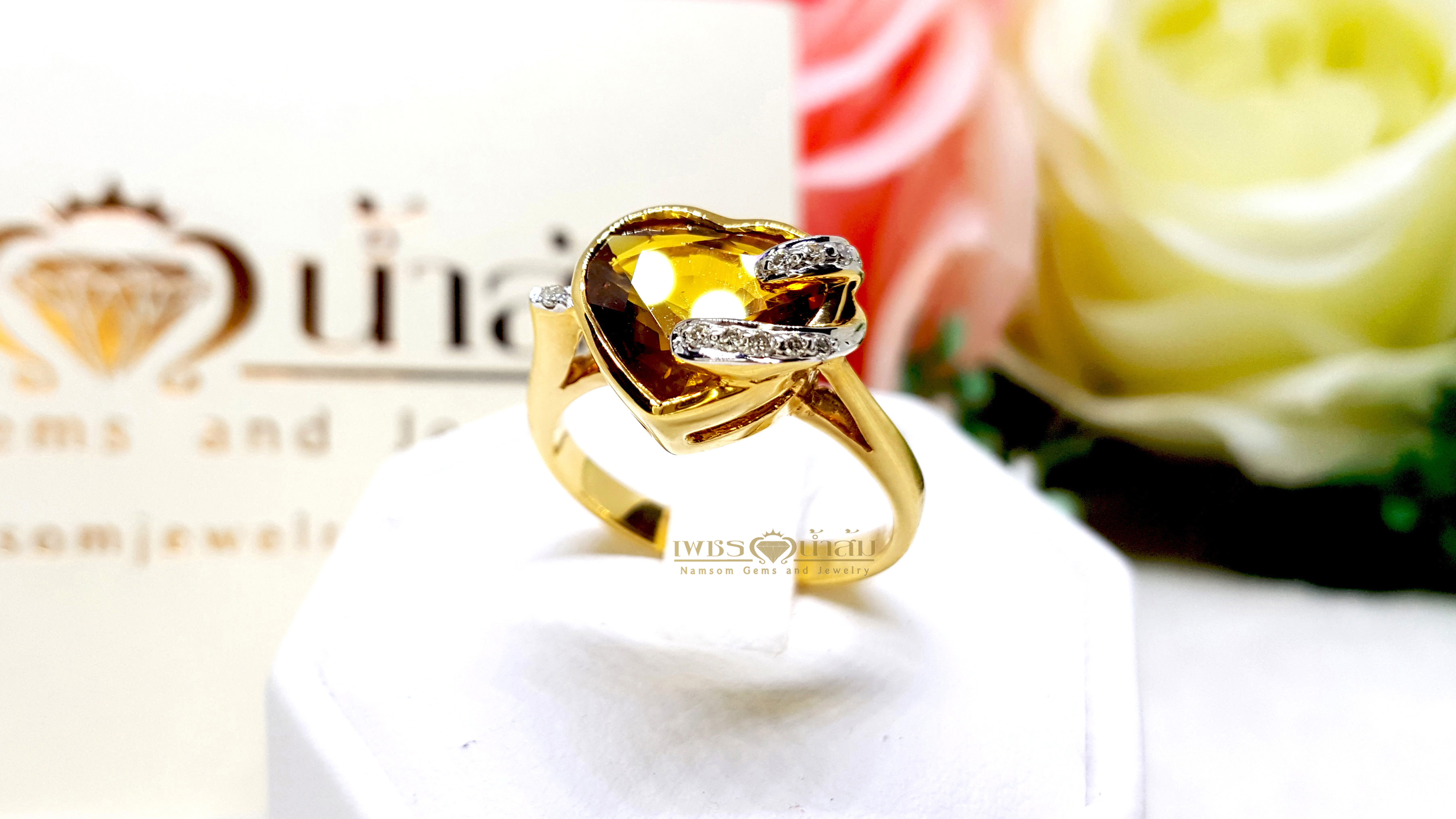 แหวนบุษราคัม Yellow Sapphire เจียรเหลี่ยมหัวใจ เล่นลูกเล่นไขว้ด้วยเพชรแท้เกี่ยวคาด น้ำงาม บนตัวเรือนทองแท้ทั้งตัวเรือน