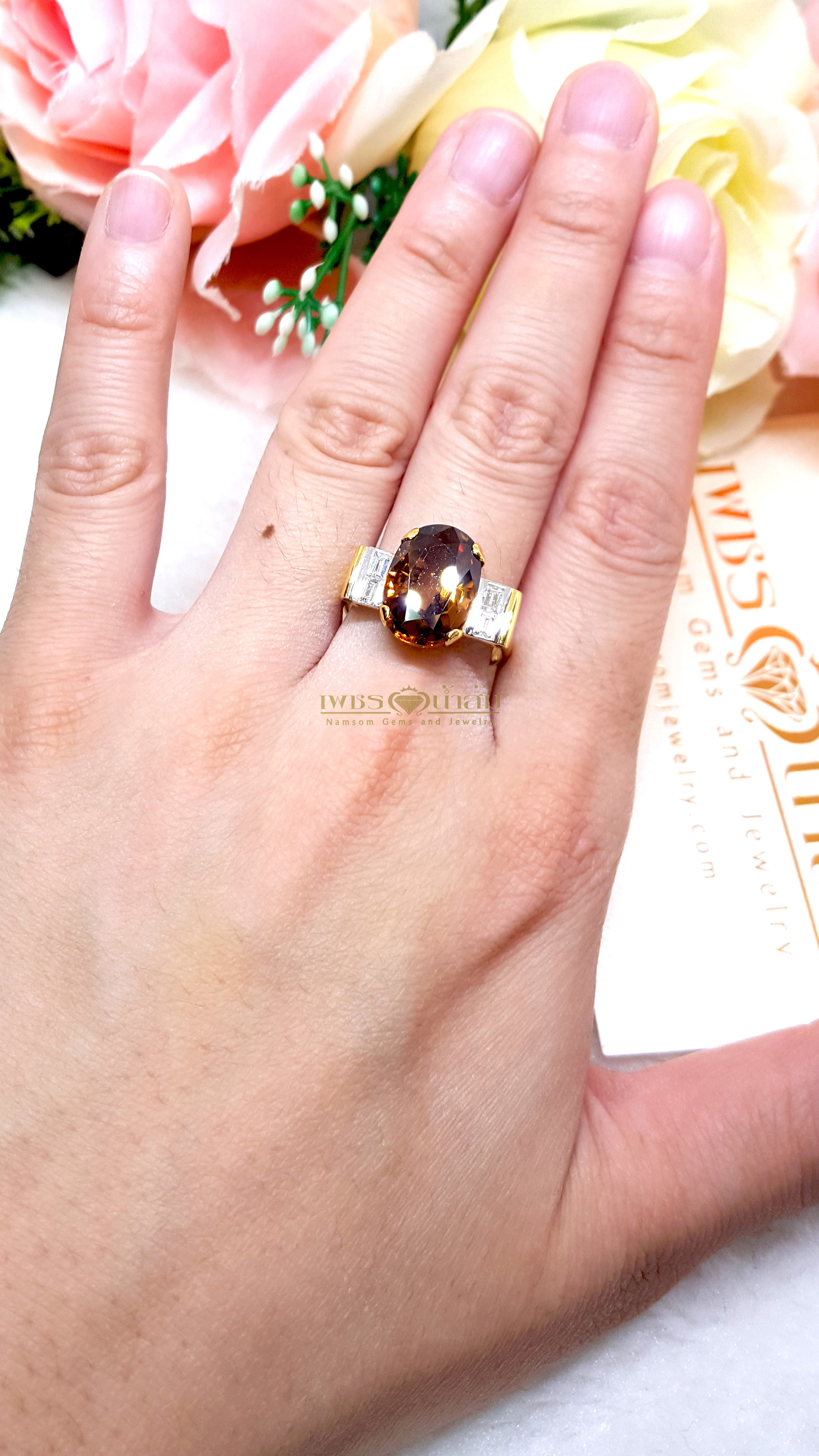 แหวนเพทายดิบสีแชมเปญ Champagne Zircon ประดับตกแต่งด้วยเพชรแท้บ่าข้าง บนตัวเรือนทองแท้ทั้งตัวเรือน