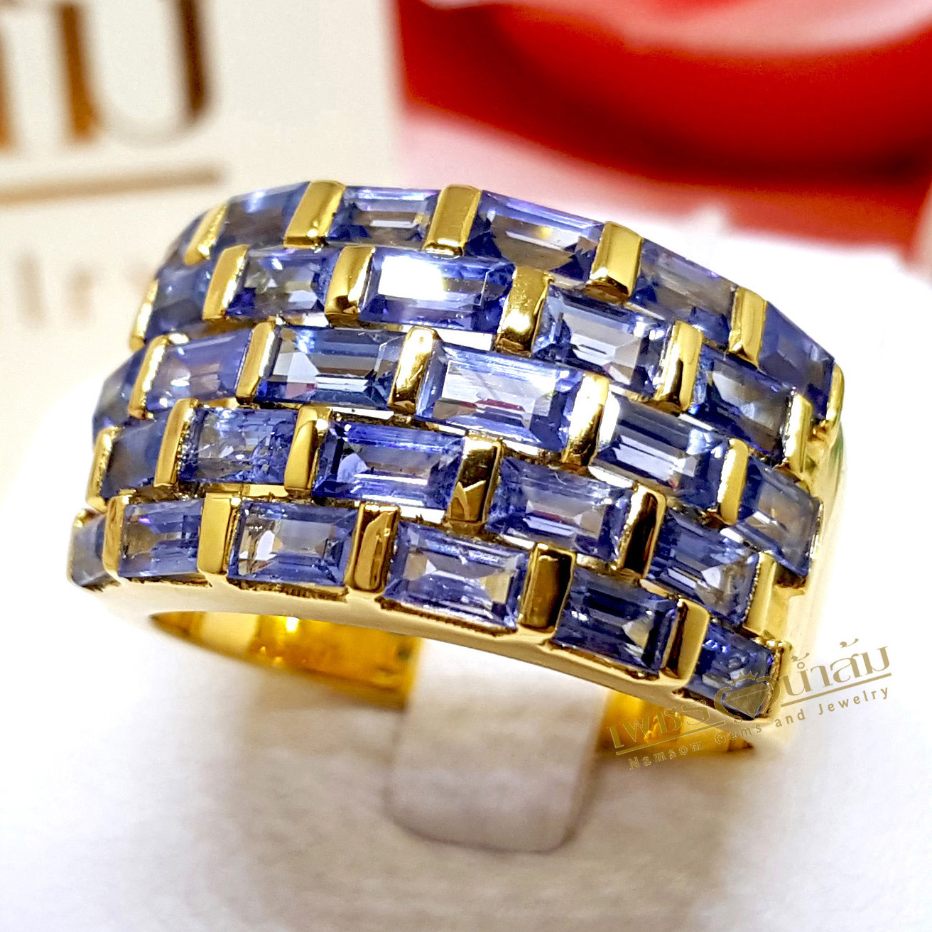 แหวนพลอยไพลิน Blue Sapphire เล่นไฟน้ำงาม เป็นผลงานที่แสดงฝีมือและเทคนิคการฝังแบบเรียบไร้หนาม ของช่างเอกร้าน"เพชรน้ำส้ม"