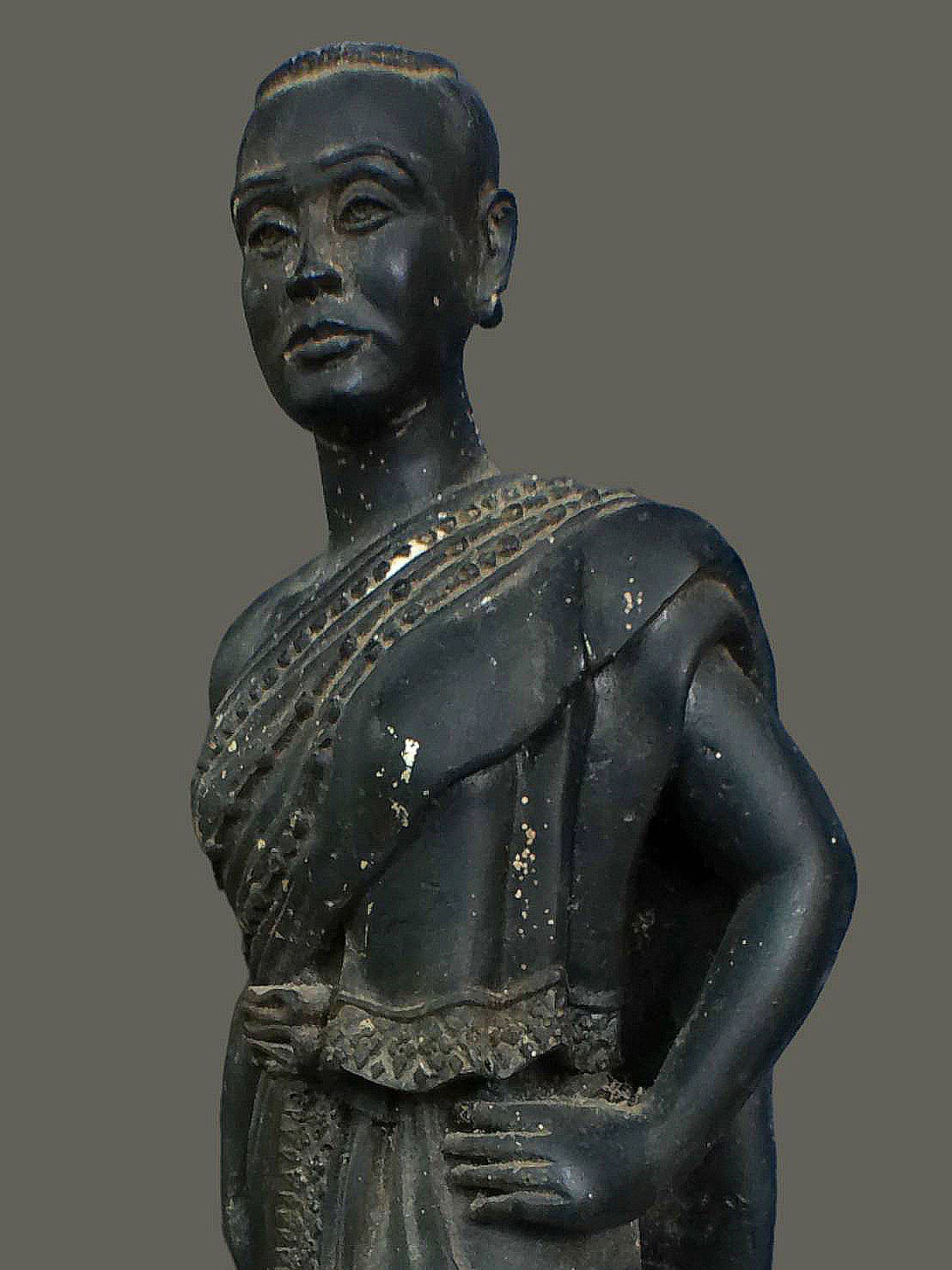 รูปหล่อบูชาเนื้อเรซิ่น ท้าวสุรนารี พิธีพุทธาภิเษกในงาจุดพลุ4มุมเมือง นครราชสีมา ปี2523 หลวงพ่อคุณ วัดบ้านไร่ปลุกเสก สูง 13 นิ้ว