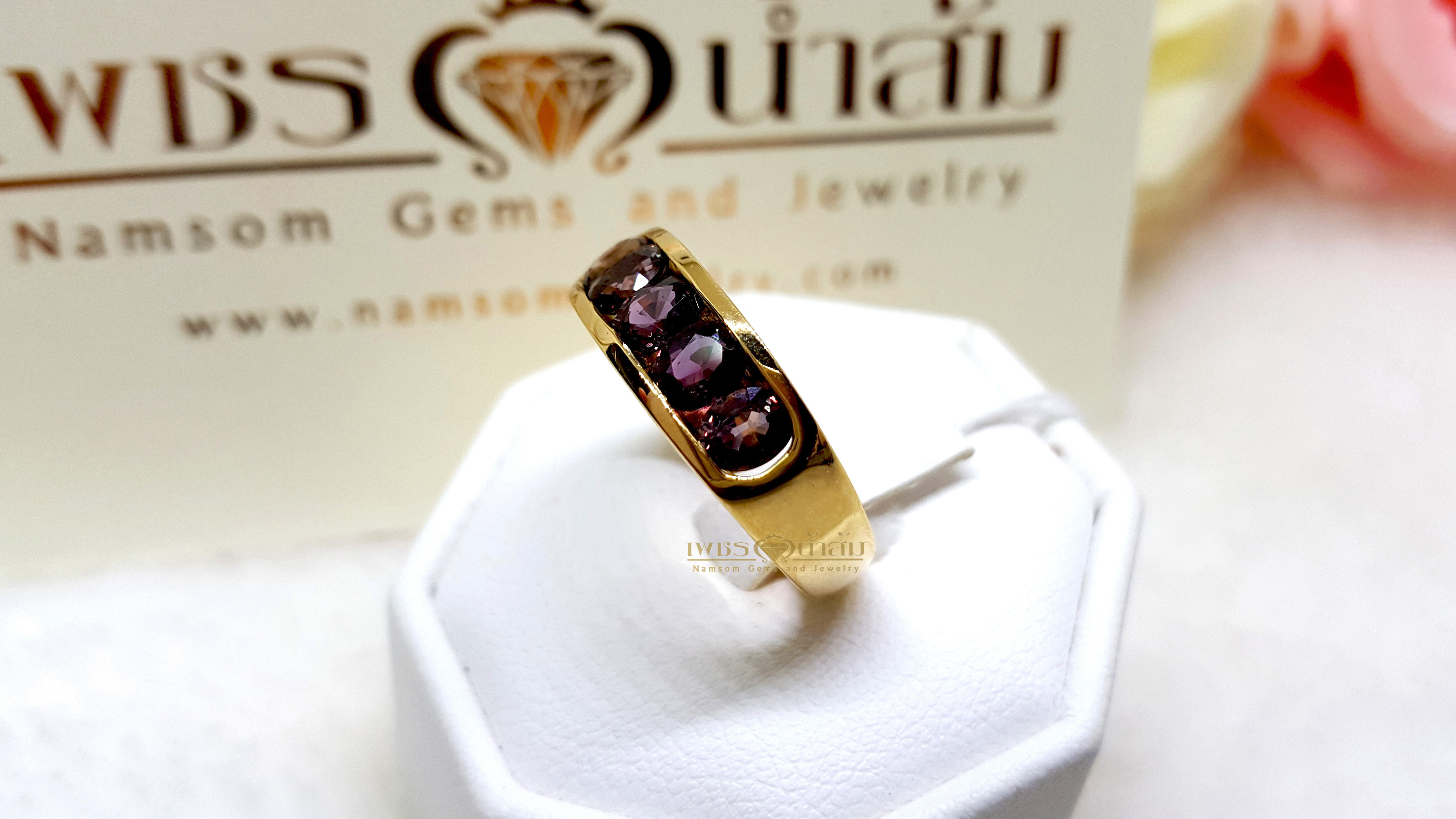 แหวน Violet Sapphire ซัฟฟายสีไวโอเลตเจียรเหลียมเพชรฝังหนีบทรงปอกมี บนตัวเรือนทองแท้ทั้งตัวเรือน