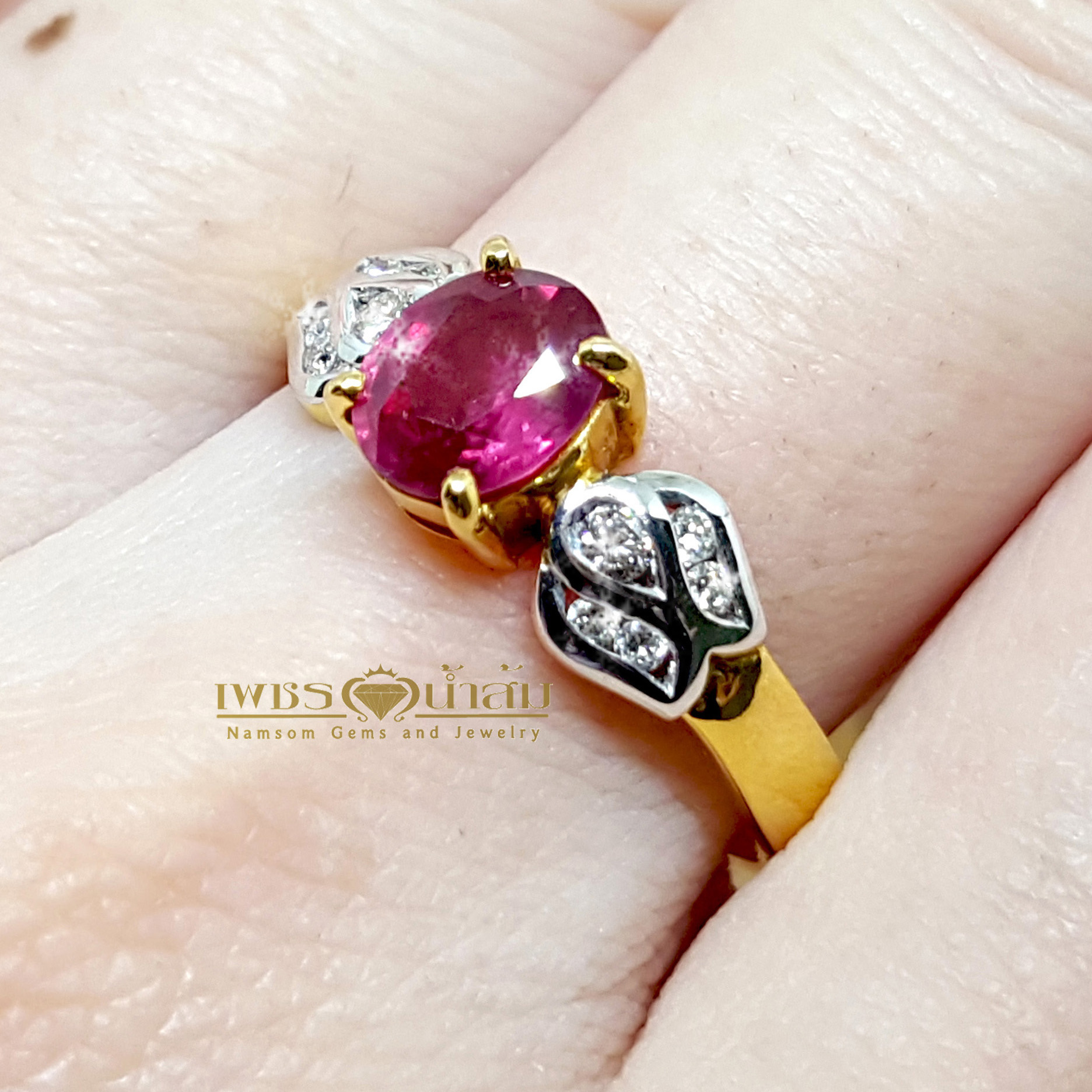 แหวนพลอยทับทิม Ruby สีเลือดนก ทรงหวานประดับตกแต่งด้วยเพชรแท้เป็นทรงใบไม้ไขว้ลายไทย บนตัวเรือนทองแท้ทั้งตัวเรือน